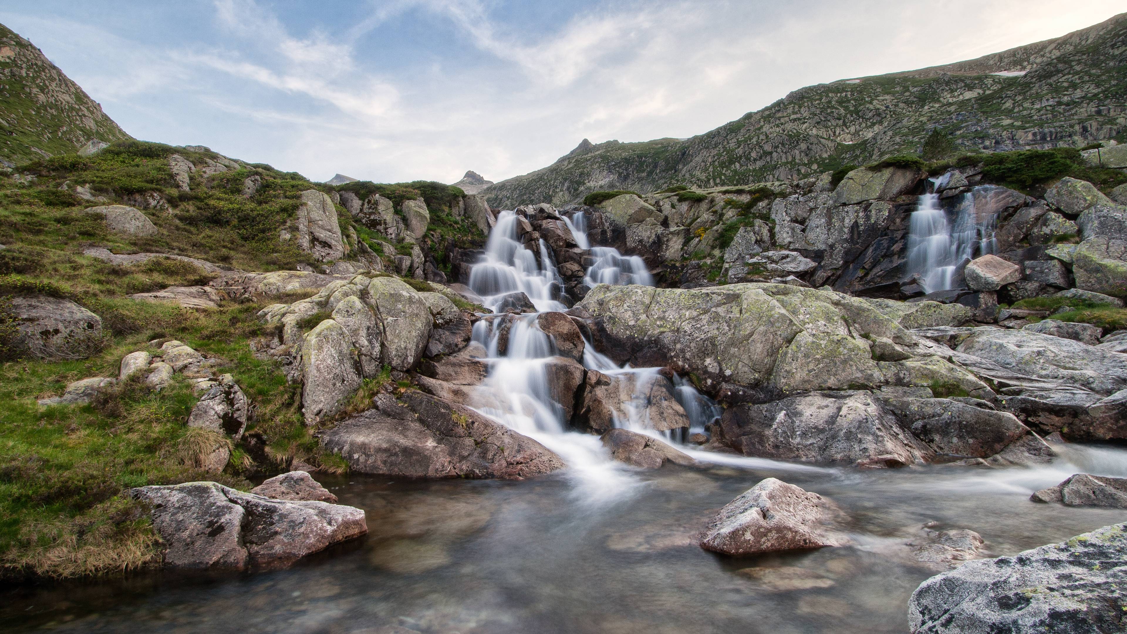 Cascata tra rocce montane, 3840x2160 UHD, PC 4K