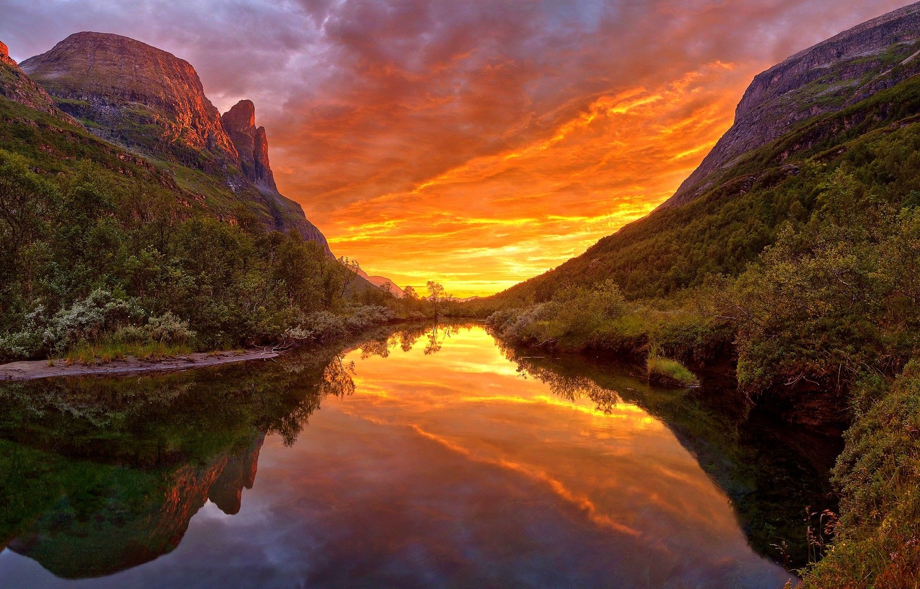 Tramonto fiume tra montagne, 1800x1152 HD, iMac