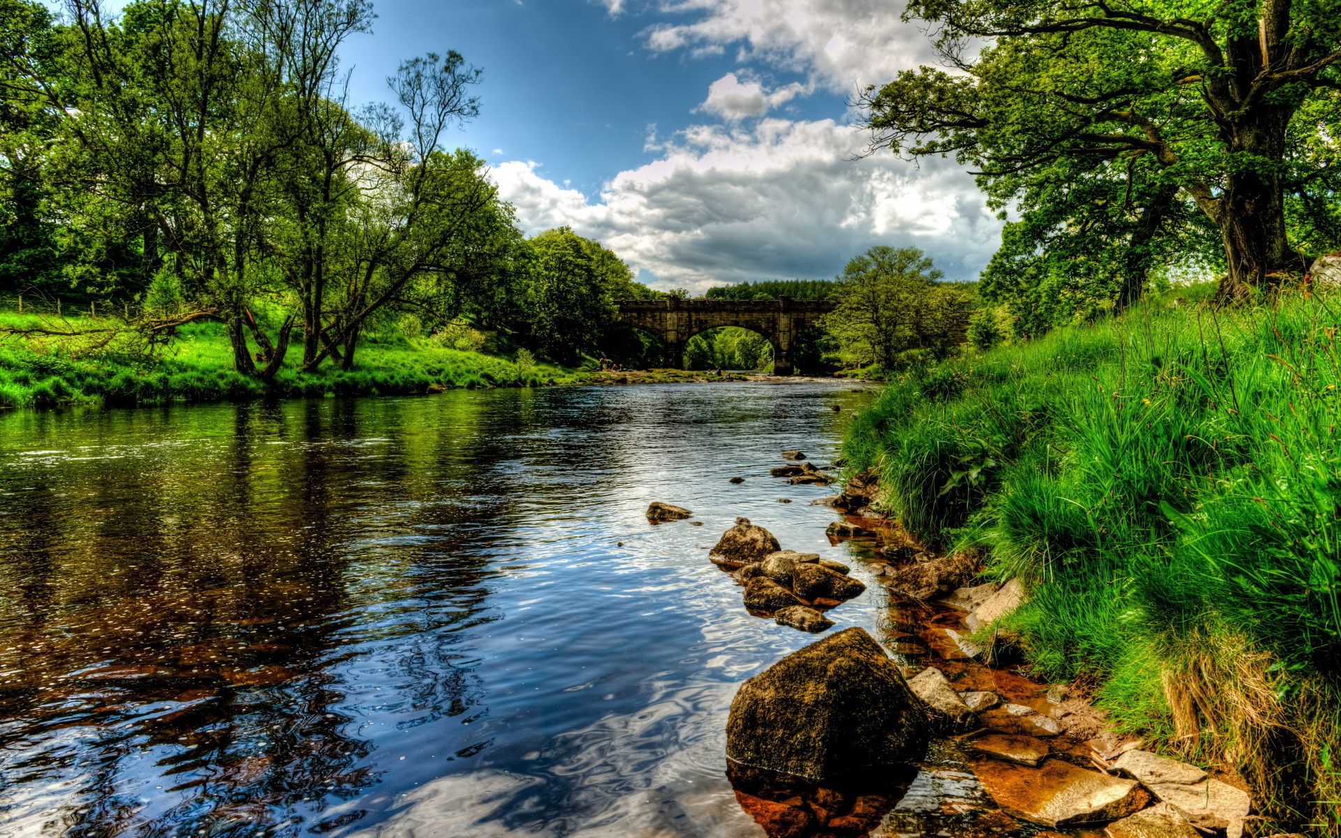 Fiume con ponte e alberi, 1920x1200 Full HD+, PC