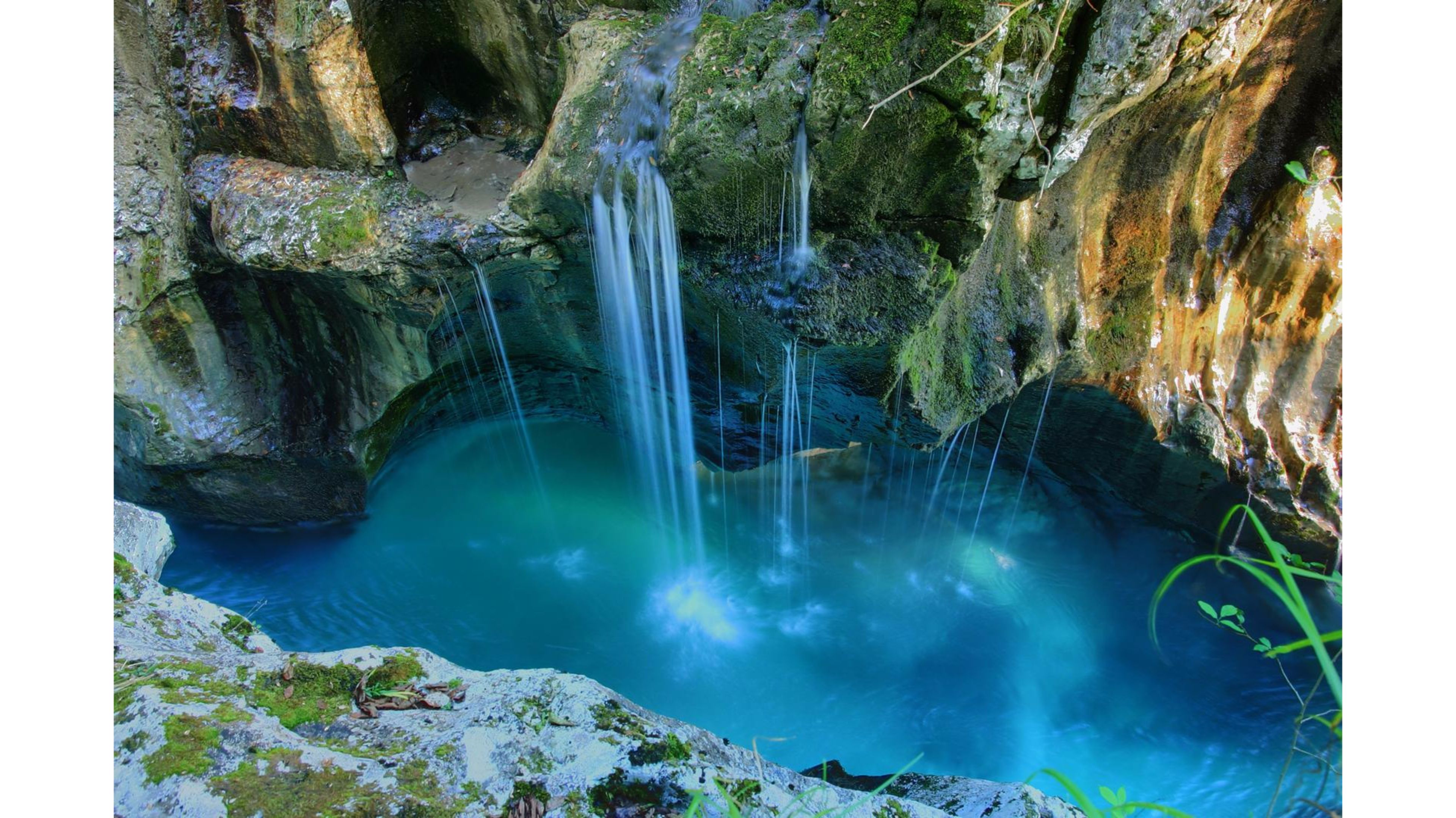 Cascata in grotta con laghetto turchese, 3840x2160 4K Ultra HD, Monitor 4K