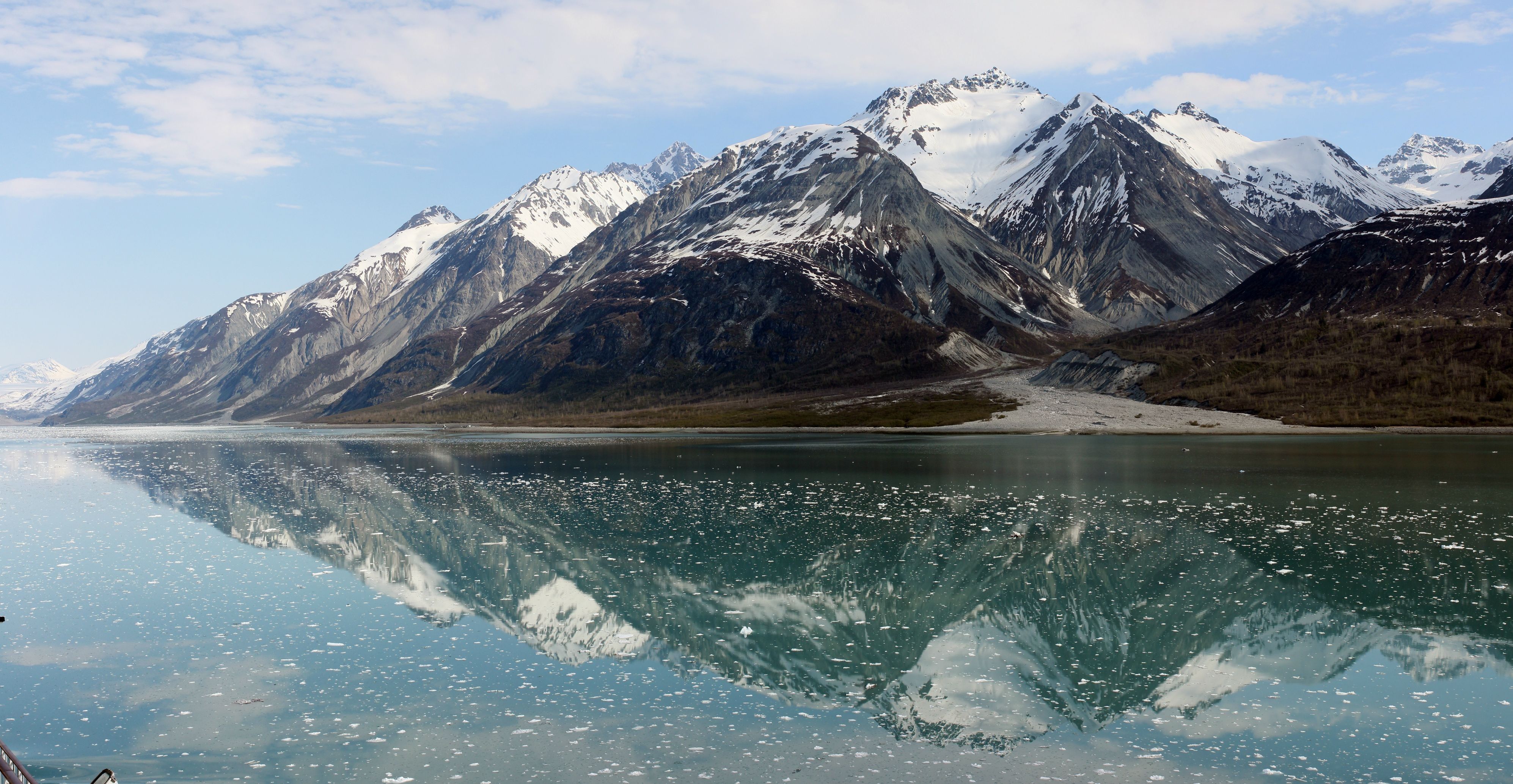 Montagne innevate riflesse nel lago, 3989x2068 4K, Desktop 4K