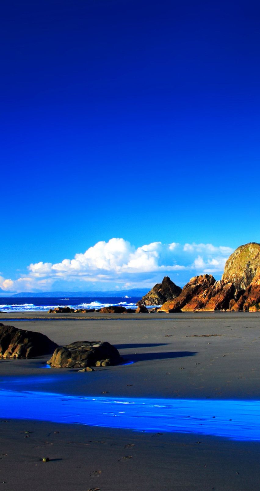 Spiaggia con roccia e mare blu, 852x1608 Verticale, Telefono