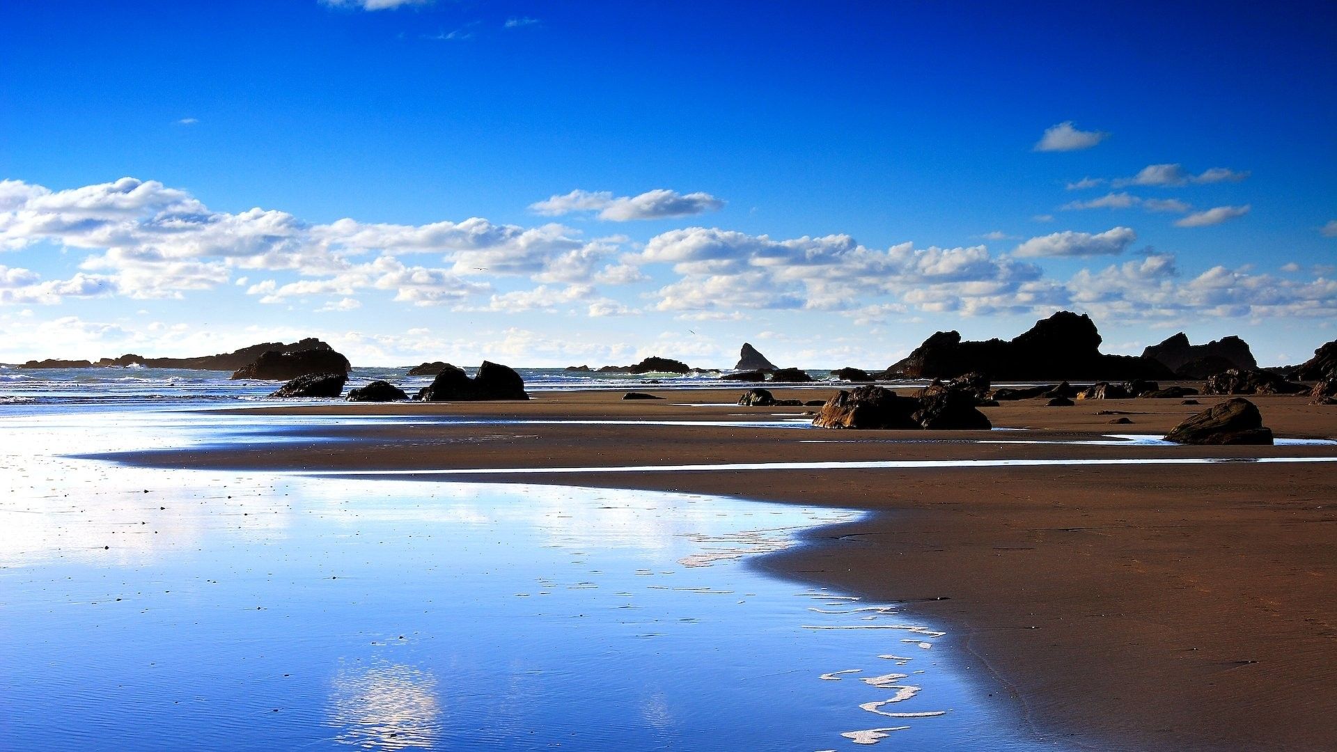 Spiaggia con rocce e cielo blu, 1920x1080 Full HD, PC Desktop