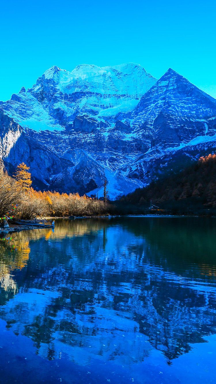 Montagna innevata riflessa nel lago, 750x1334 Full HD Verticale, iPhone
