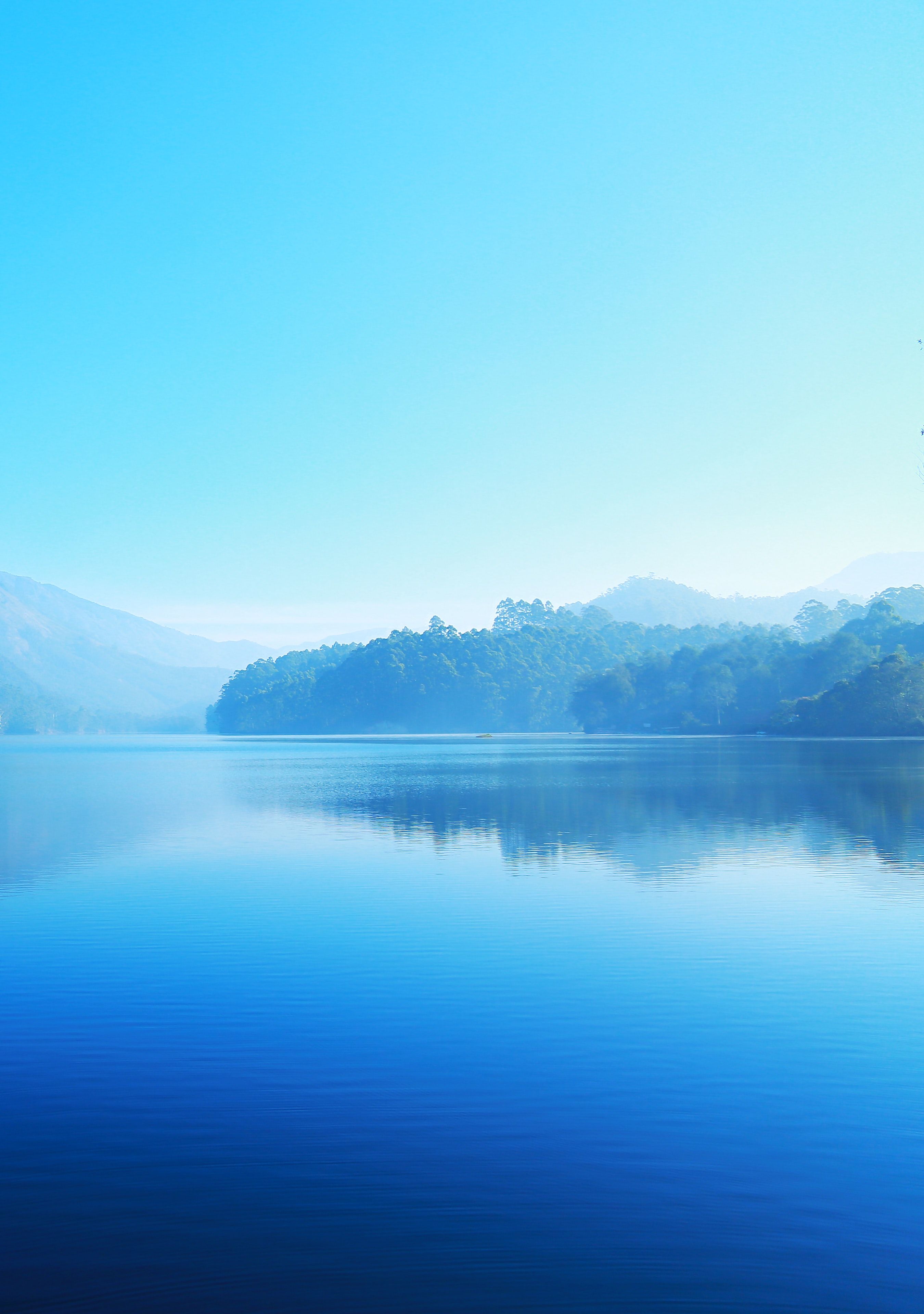 Lago blu con colline boscose, 2700x3840 Verticale, Telefono
