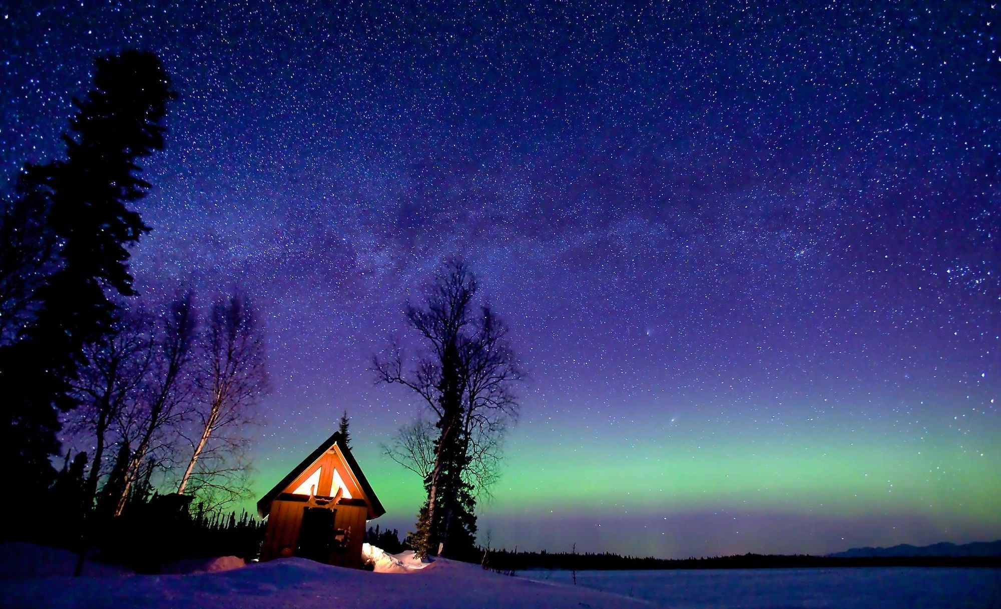 Aurora boreale capanna innevata notte, 2000x1218 alta risoluzione, Desktop