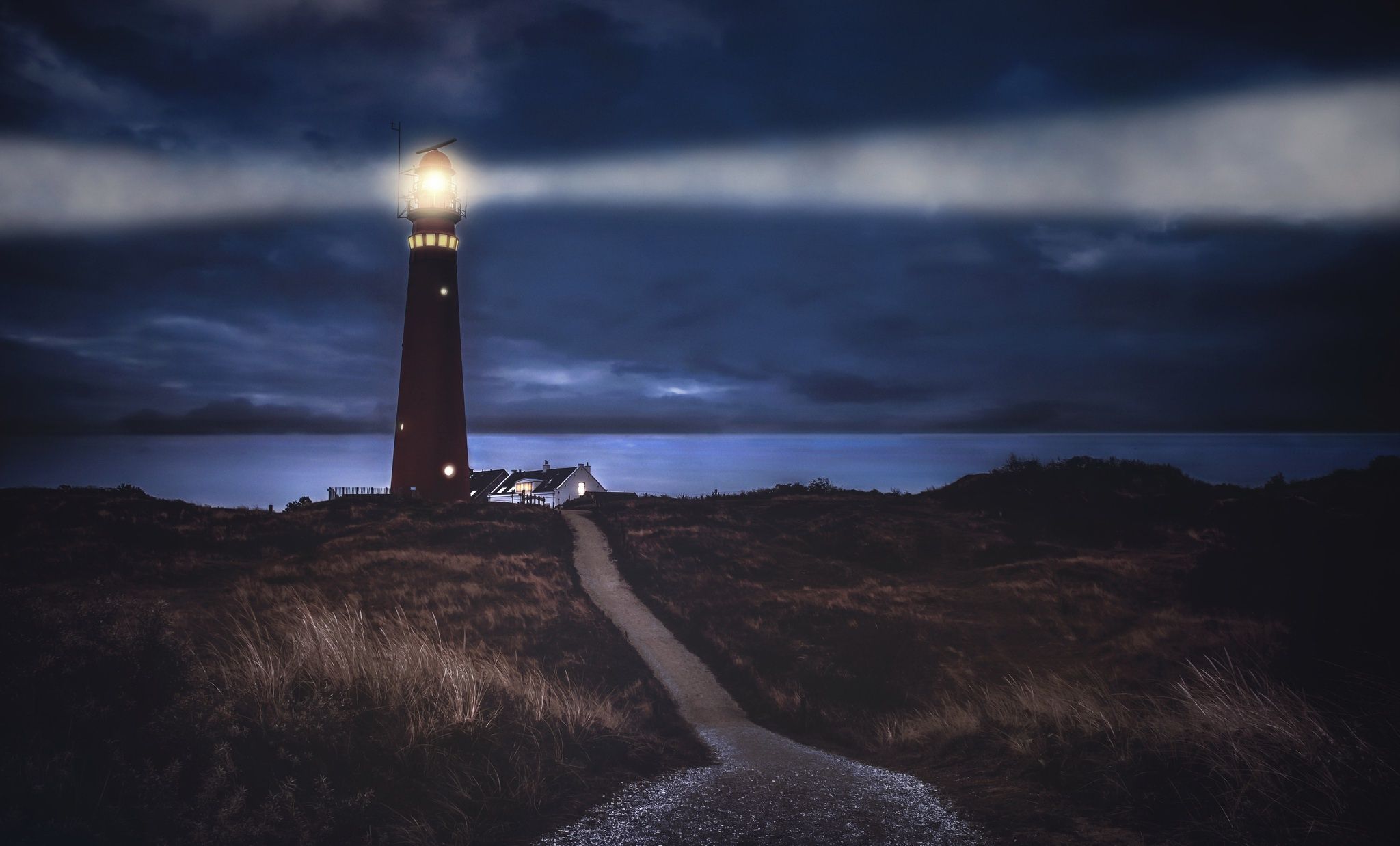 Faro notturno con sentiero, 2048x1238 Hi-Res, Laptop