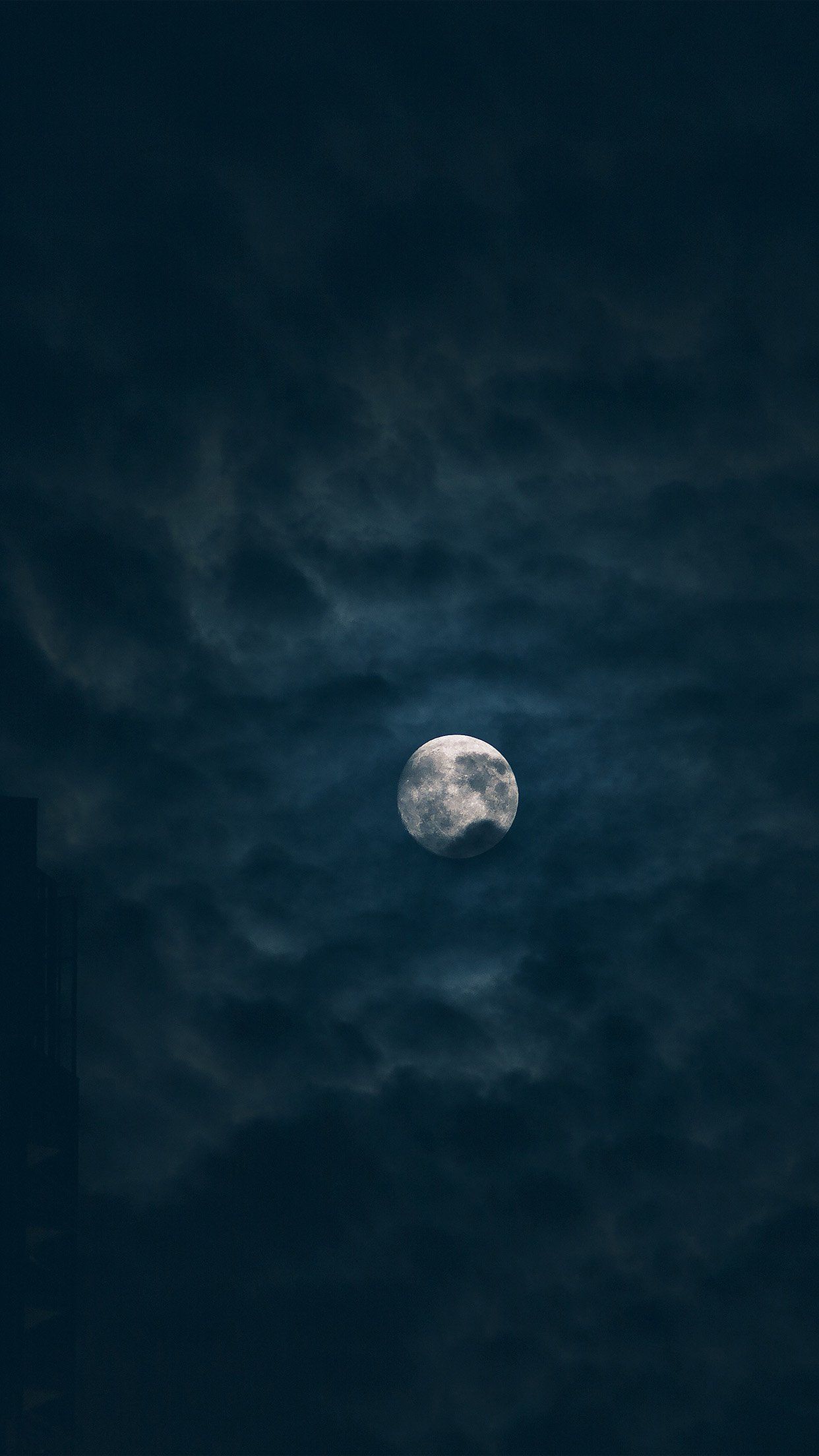 Luna tra nuvole notturne, 1242x2208 Verticale, Telefono