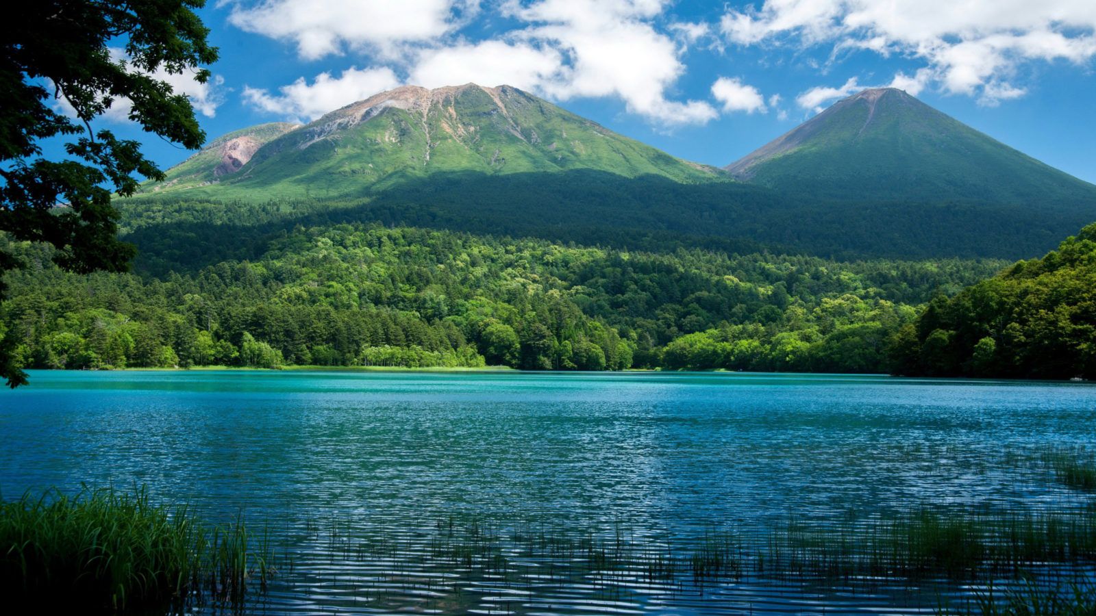 Lago turchese e montagne verdi, 1600x900 HD, iMac