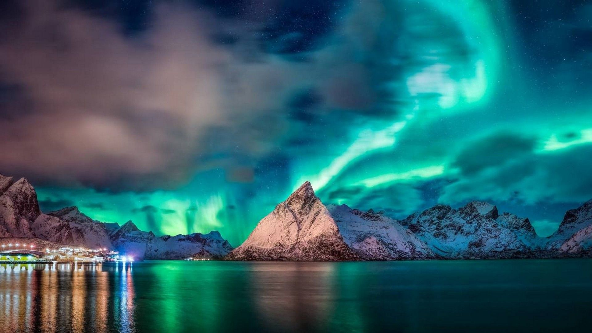 Aurora boreale su montagne innevate, 1920x1080 Full HD 1080p, Desktop