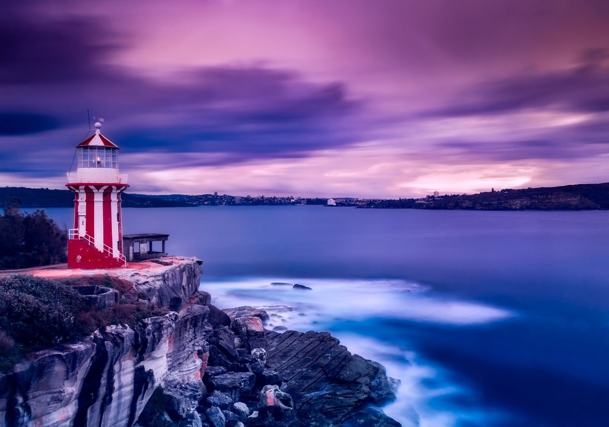 Faro rosso su scogliera viola, 1999x1402 WUXGA, Laptop