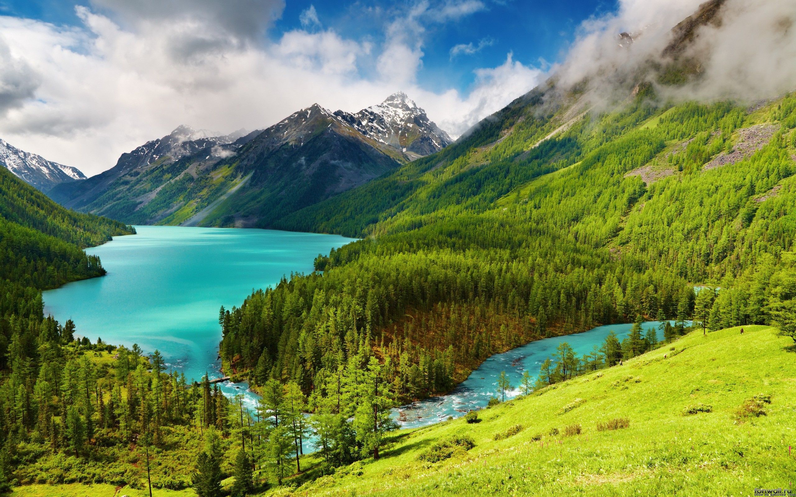 Lago turchese tra montagne verdi, 2560x1600 2K, Desktop