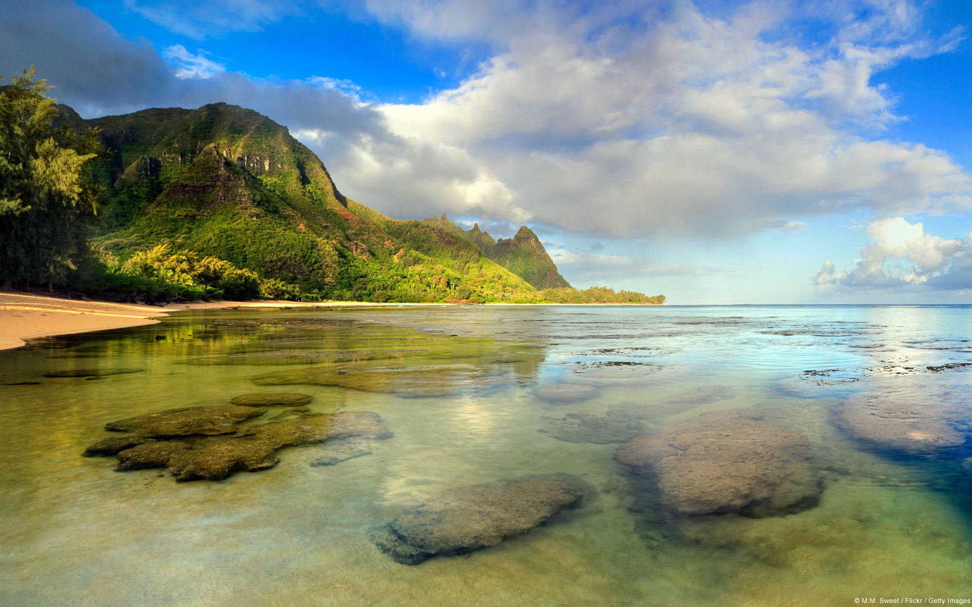 Spiaggia tropicale con montagne verdi, 1920x1200 WUXGA, PC