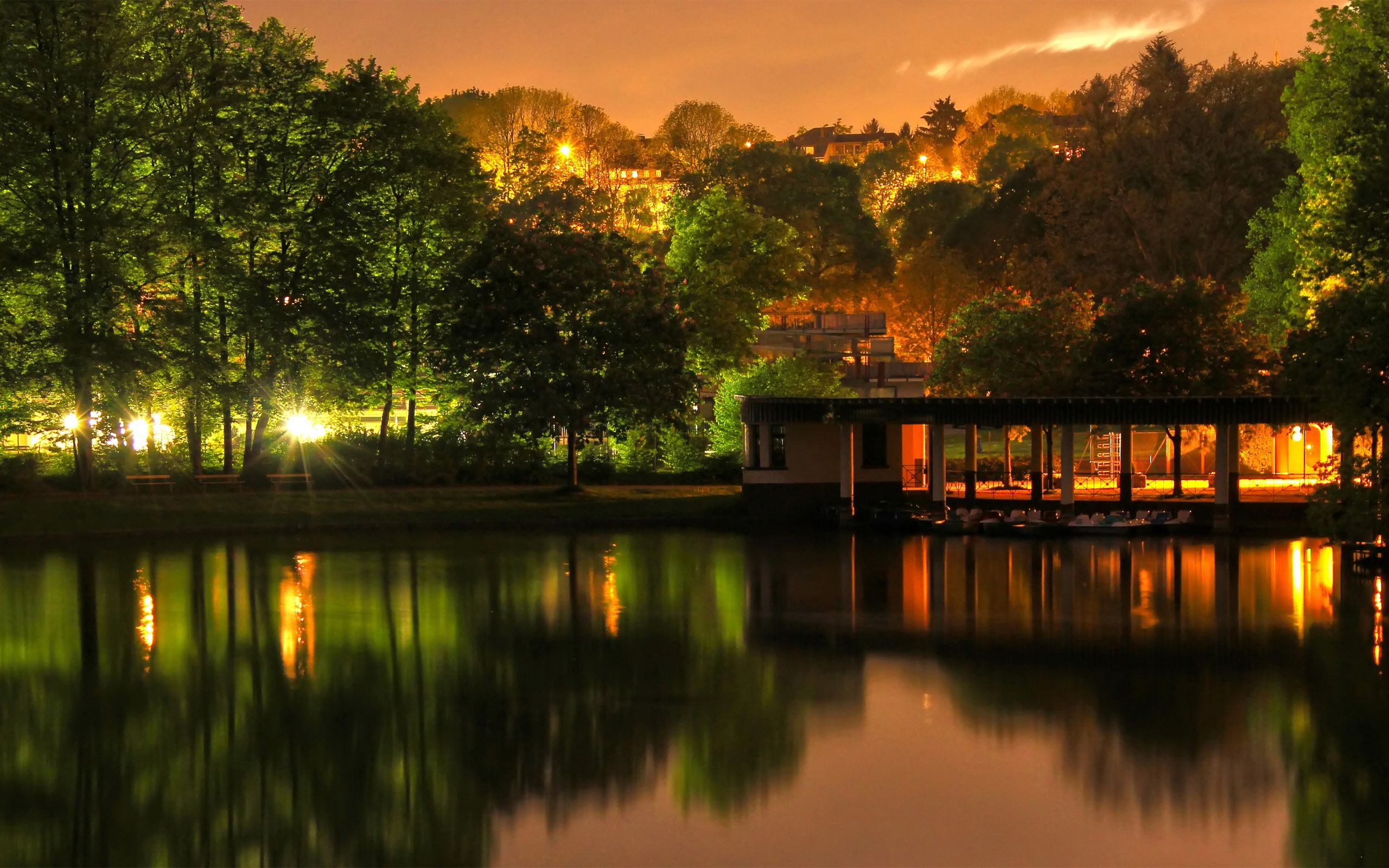 Lago notturno con luci, 2560x1600 2K+, MacBook Pro