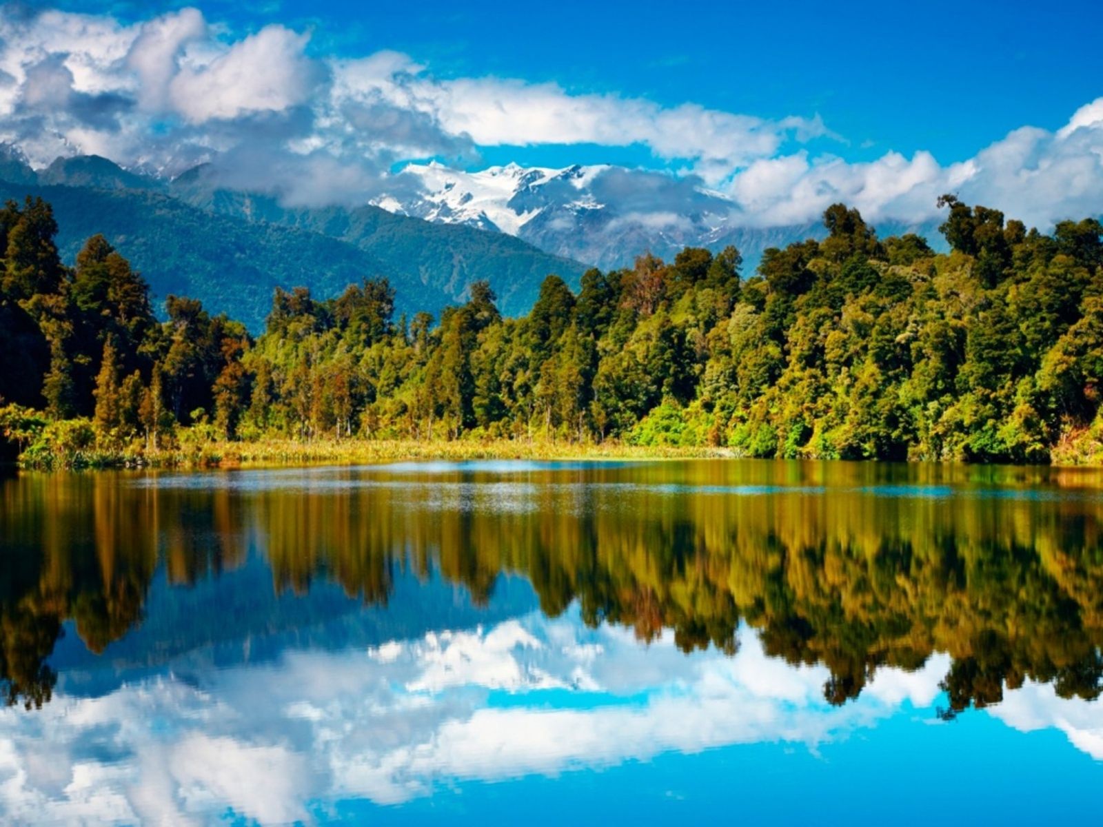 Lago montano con riflesso alberi, 1600x1200 HD, Laptop