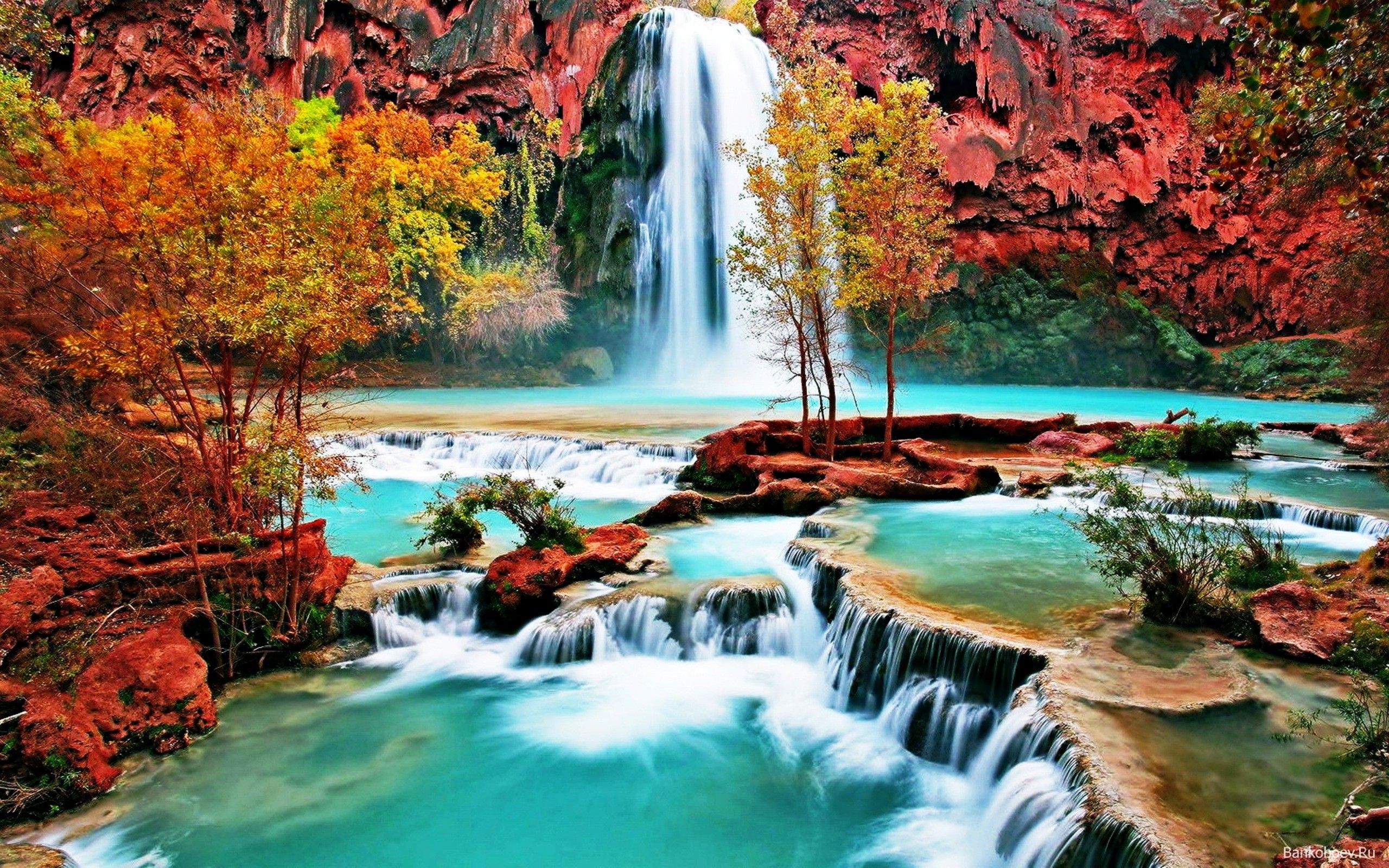 Cascata autunnale con acqua turchese, 2560x1600 2K, MacBook Pro