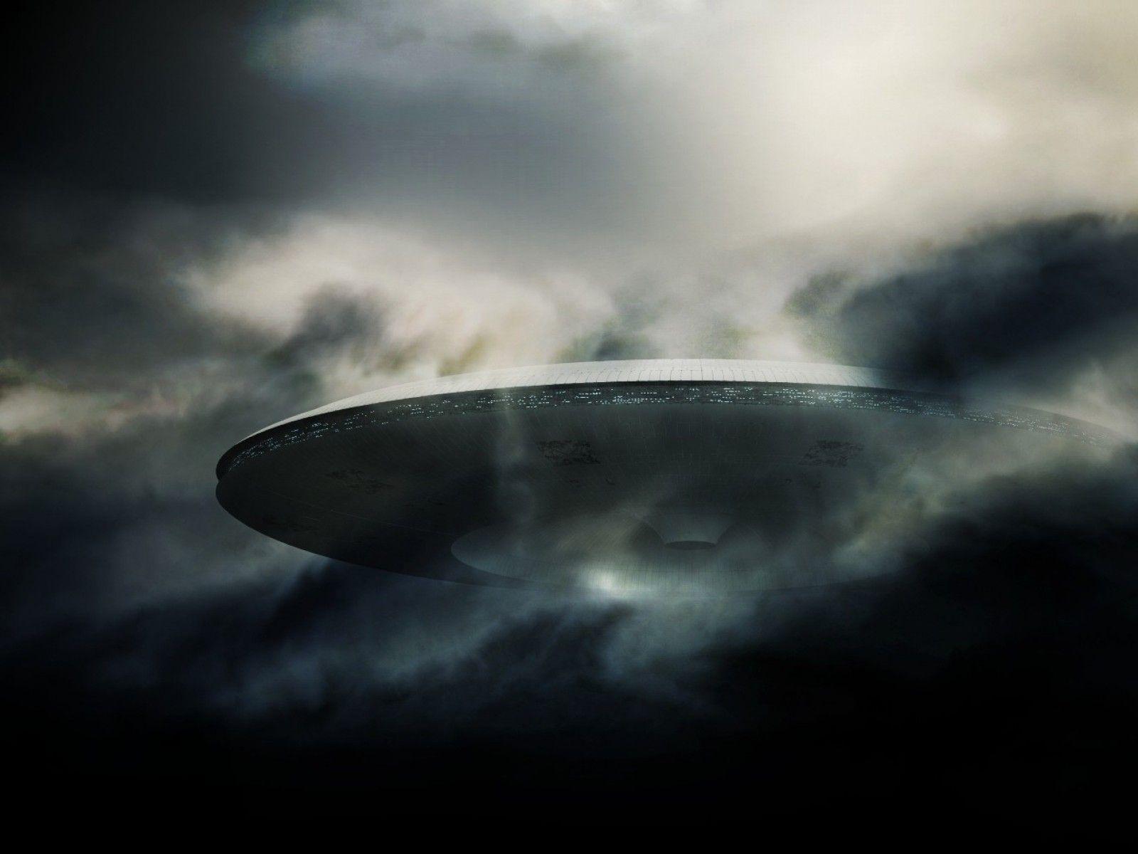 UFO disco tra nuvole scure, 1600x1200 HD Ready, Desktop