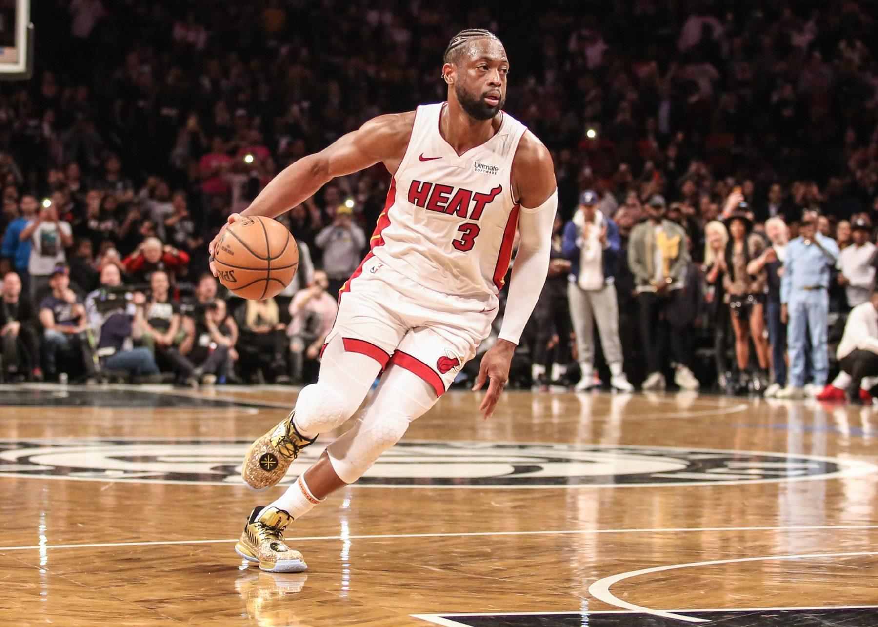 Giocatore Miami Heat con pallone, 1800x1285 HD, iMac