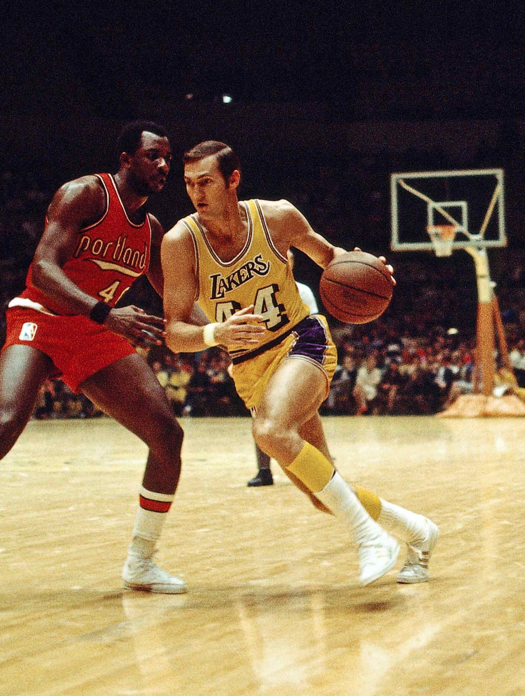 Giocatore Lakers con palla basket, Los Angeles Lakers, 1761x2334 Full HD Verticale, iPhone