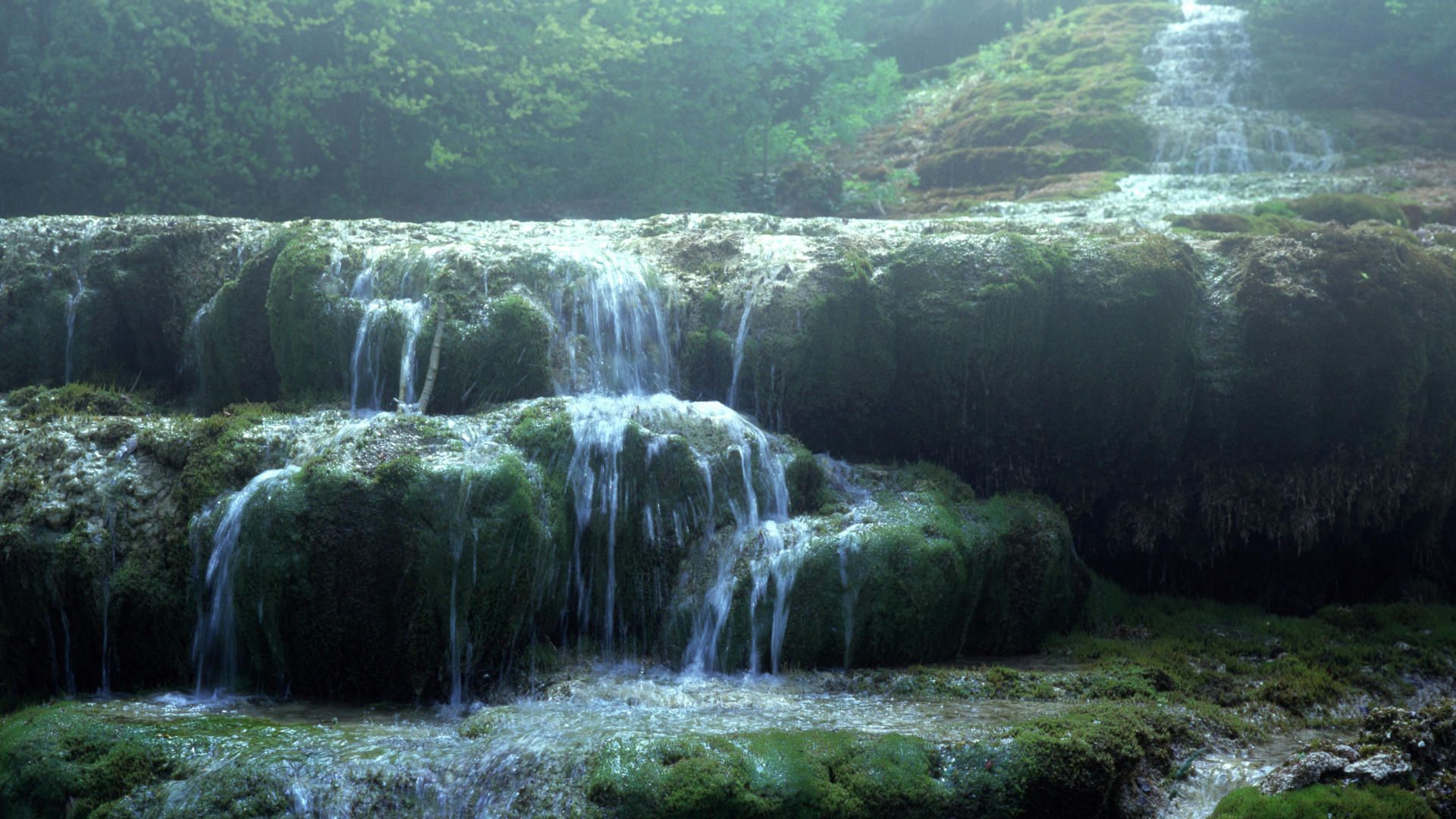 Cascata nella nebbia, rocce muschiose, 1920x1080 Full HD, Laptop