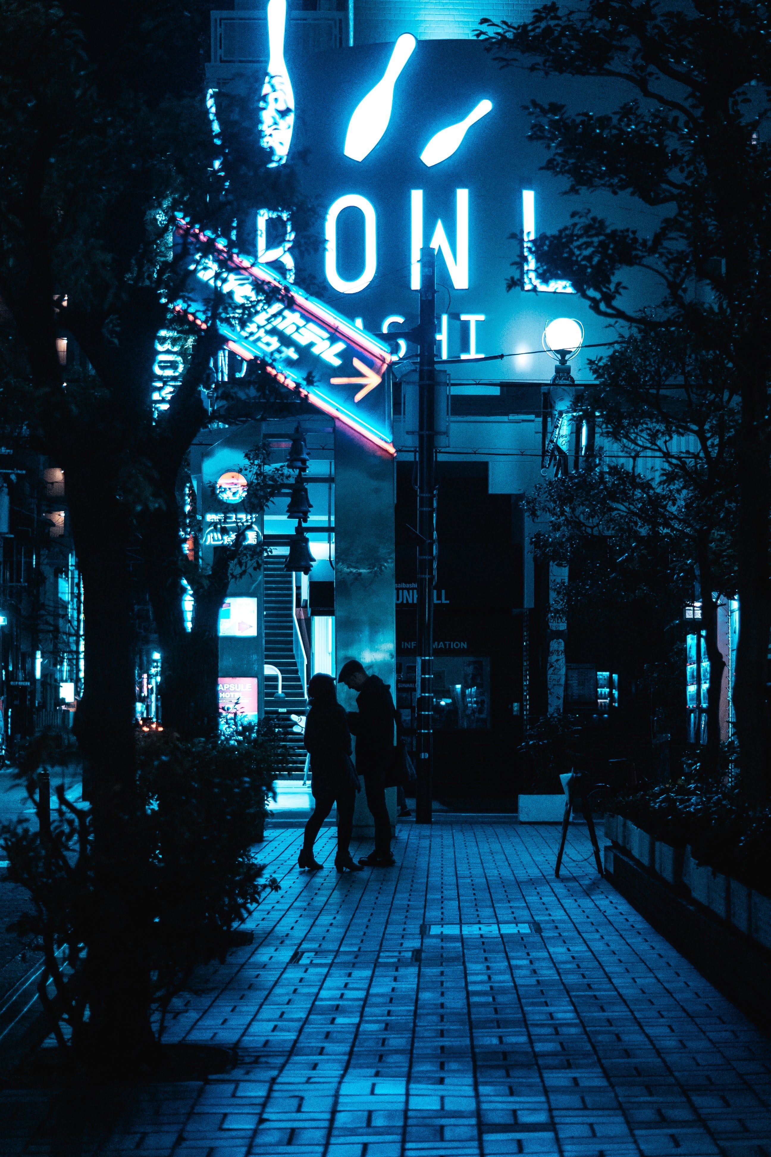Strada notturna insegne neon blu, 2592x3888 Full HD Verticale, Smartphone