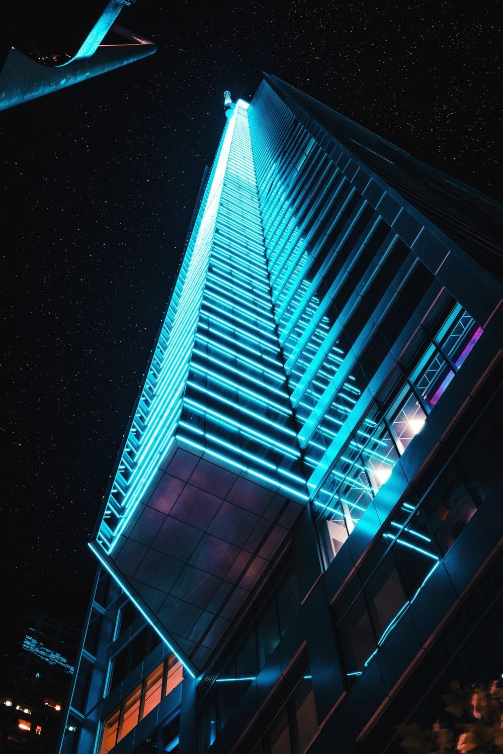 Grattacielo illuminato neon blu, 1000x1500 Full HD Verticale, iPhone