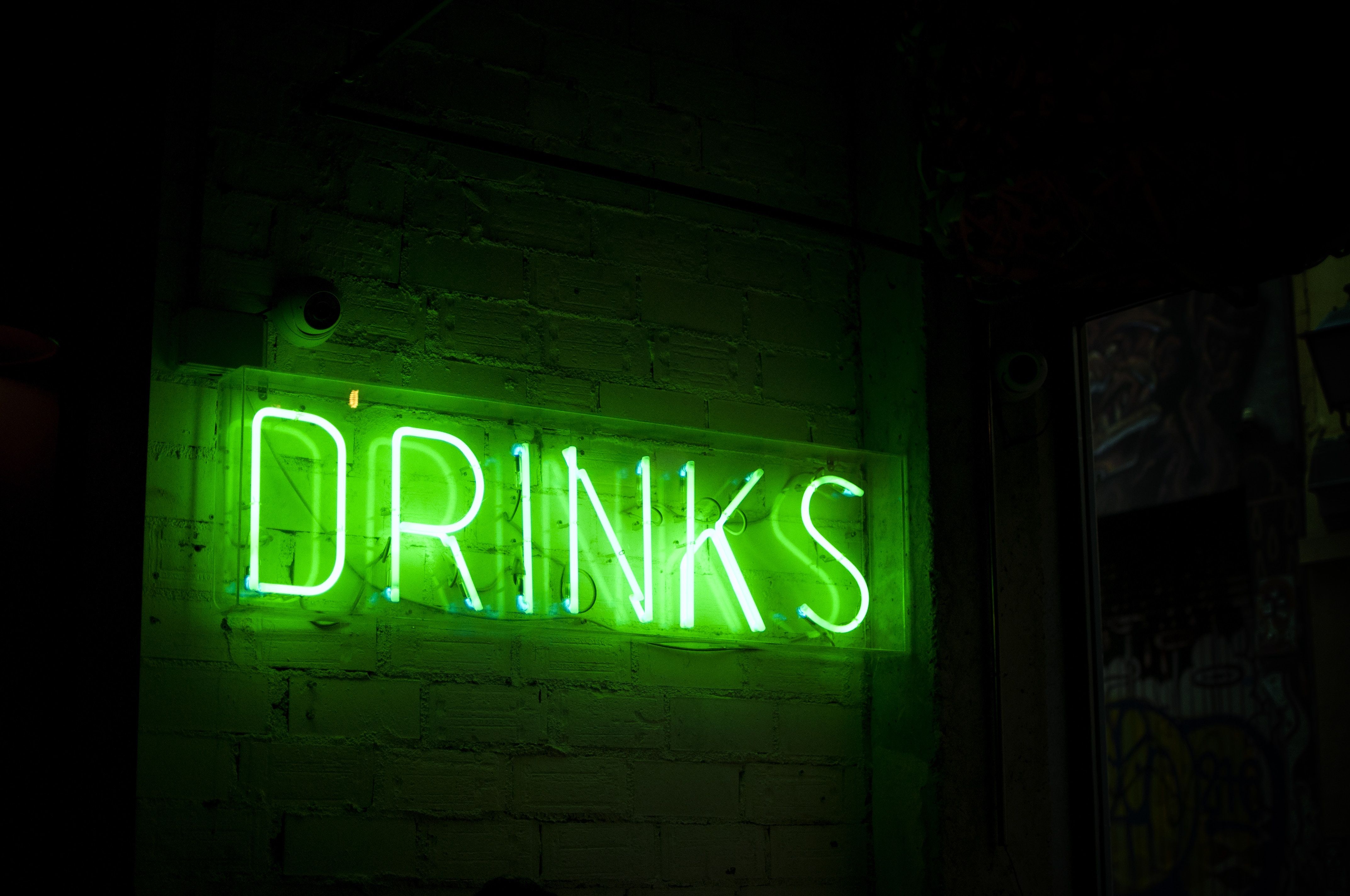 Insegna neon verde Drinks, 4288x2848 4K Ultra HD, Monitor 4K