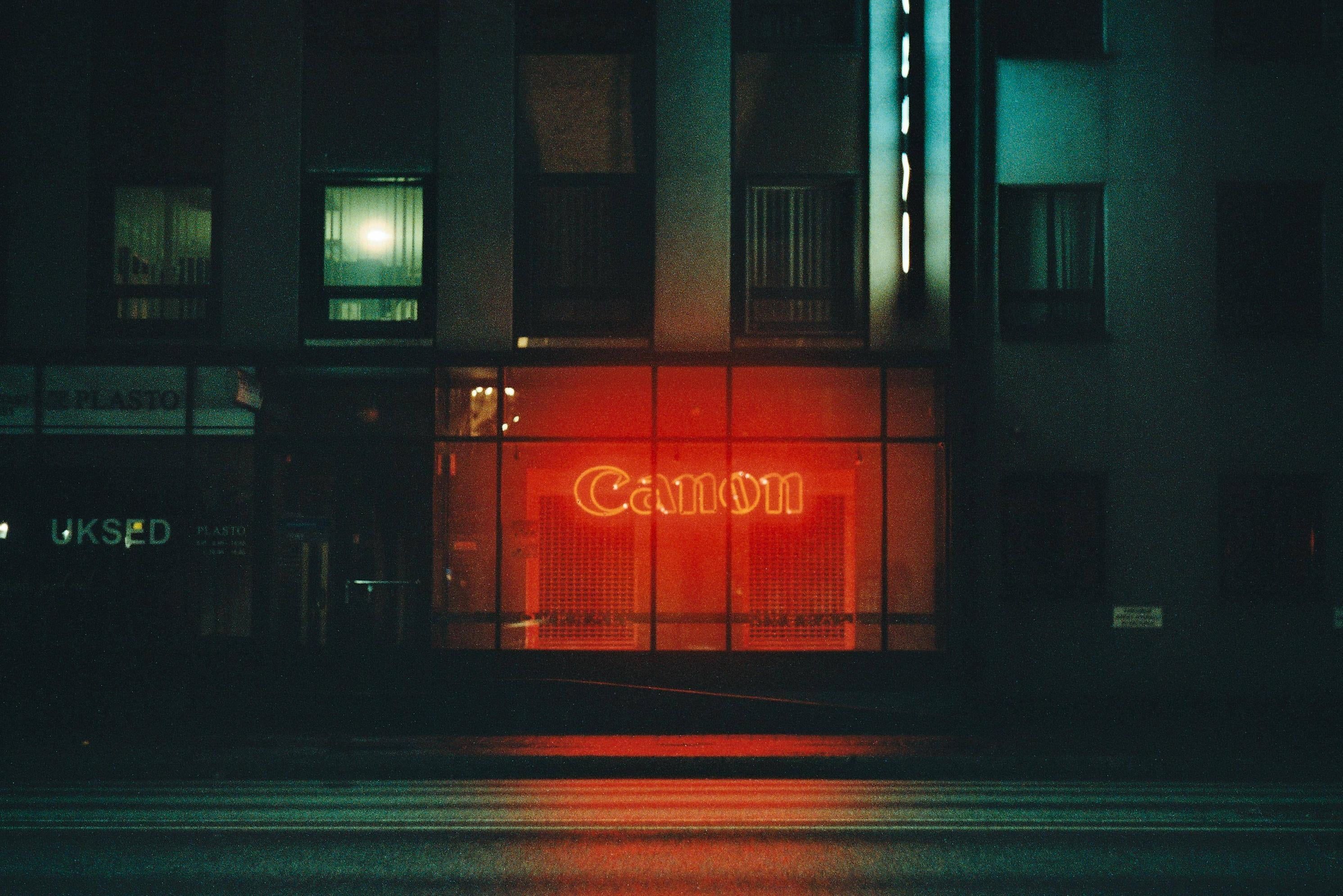 Insegna neon Canon rossa, 2983x1990 2K+, PC