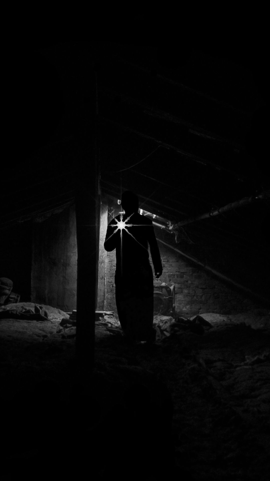 Figura con torcia in tunnel buio, 1080x1920 Verticale, iPhone Air