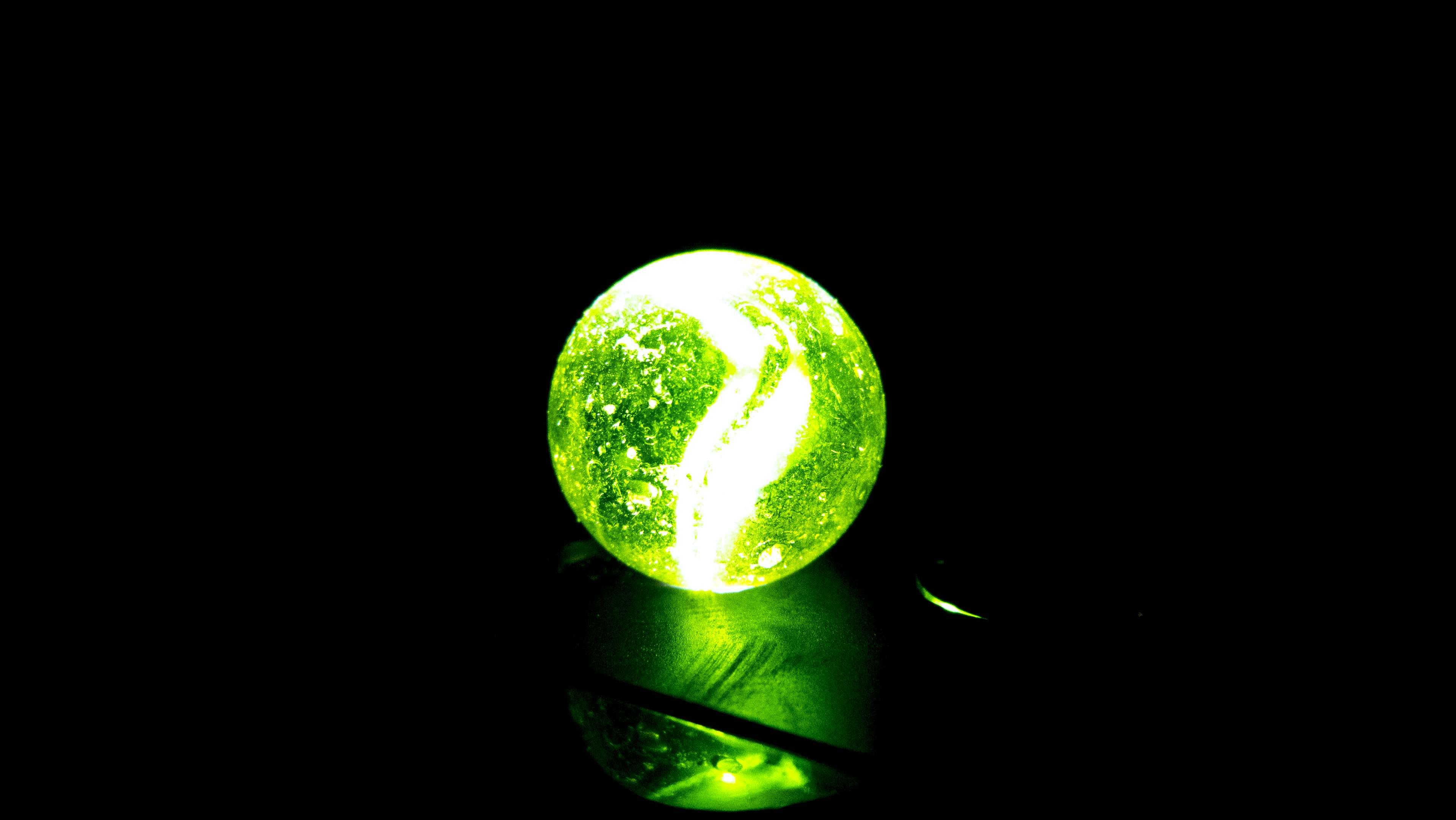 Sfera di vetro verde luminosa, 3840x2162 UHD, Monitor 4K