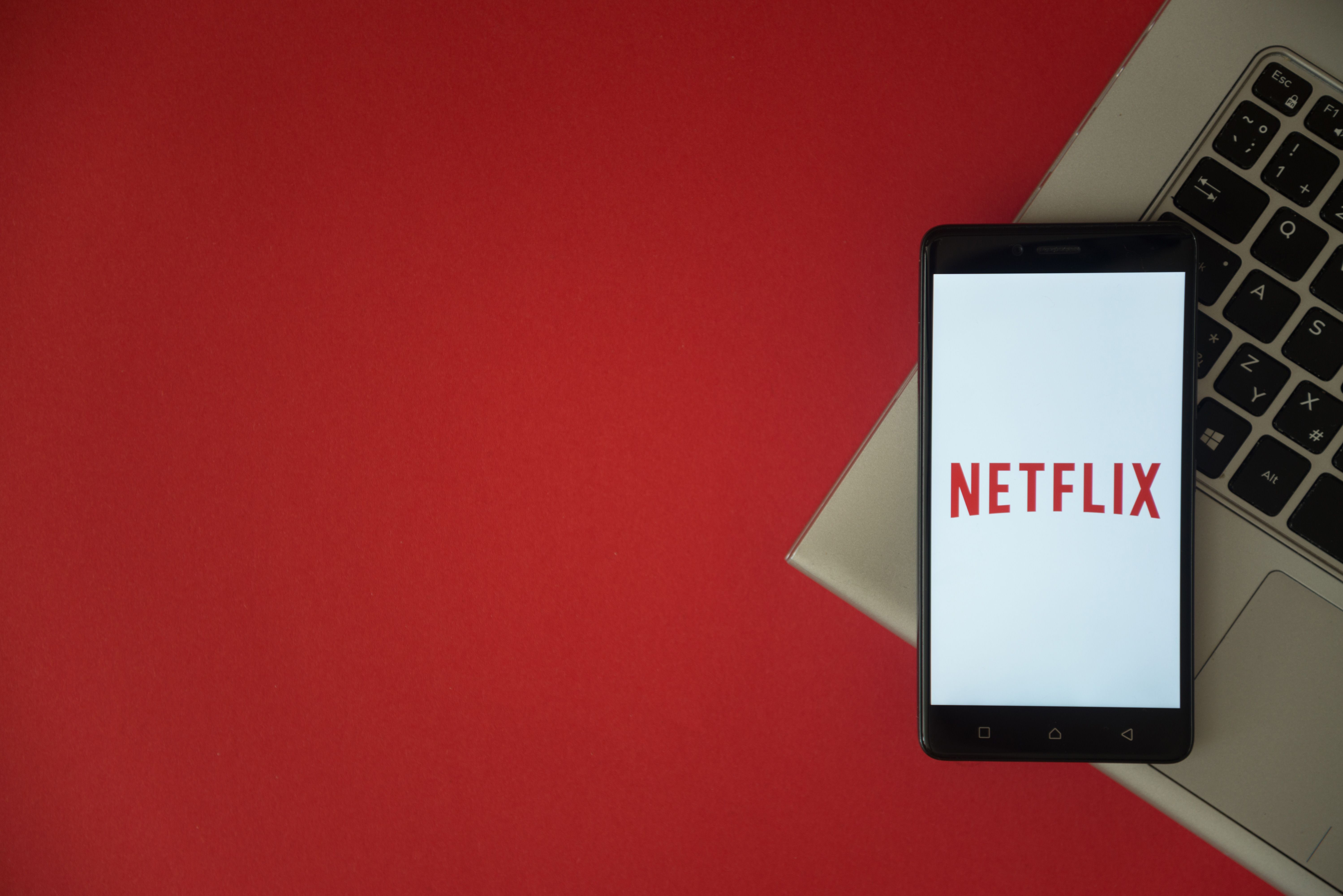 Logo Netflix su smartphone, 5996x4002 4K, Desktop 4K