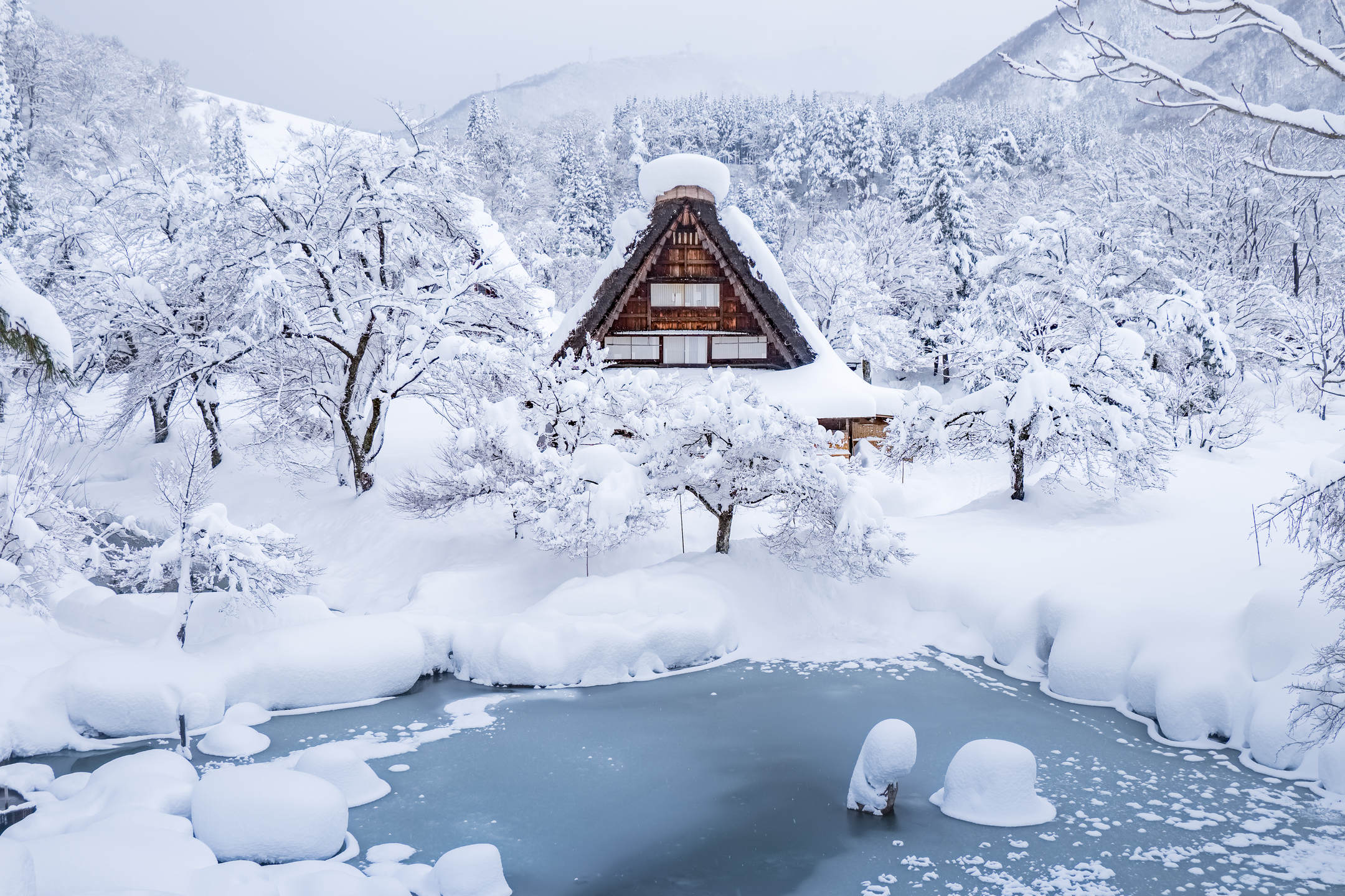 Casa tradizionale giapponese sotto neve, 2160x1440 alta risoluzione, Desktop