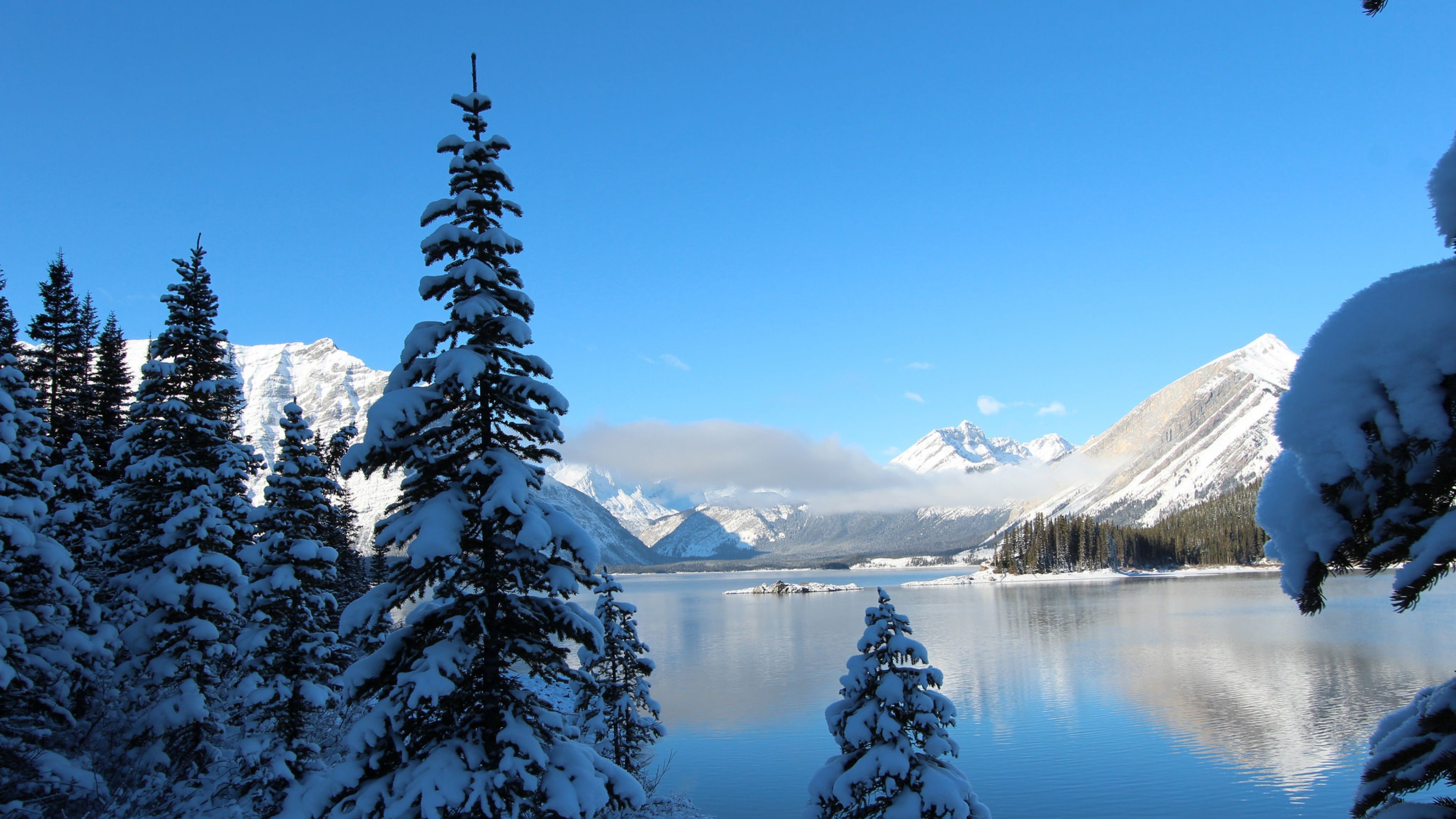Lago innevato tra montagne, 3840x2160 4K, Desktop 4K