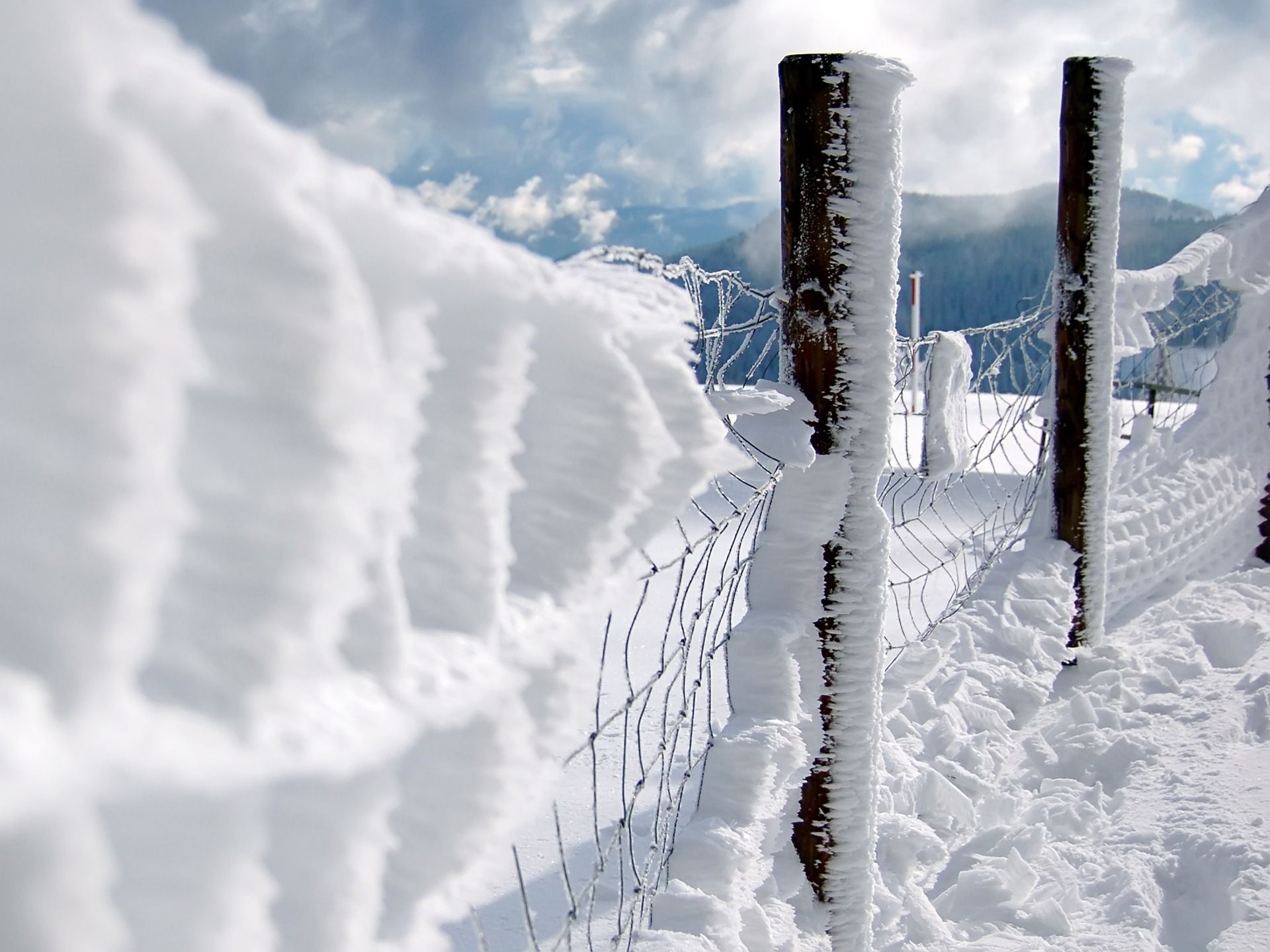 Recinzione innevata in montagna, 1920x1440 WUXGA, Desktop