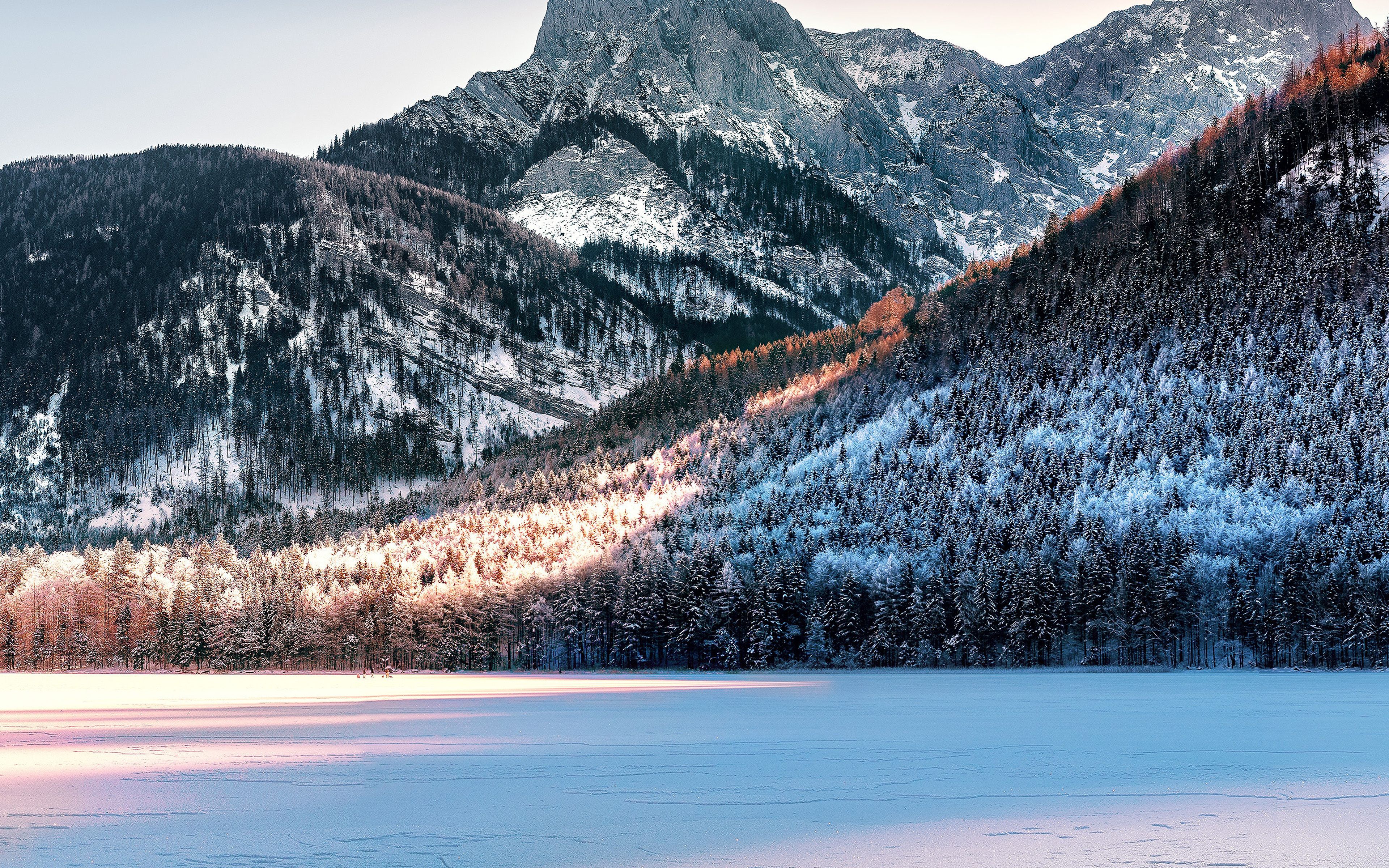 Montagna innevata con lago ghiacciato, 3840x2400 Ultra HD, Monitor 4K