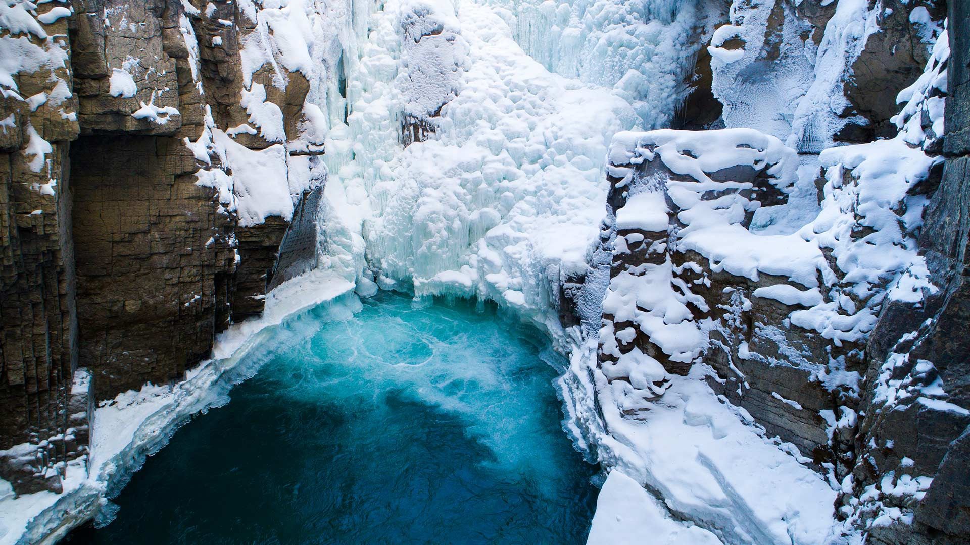 Canyon innevato con acqua turchese, 1920x1080 Full HD 1080p, Desktop