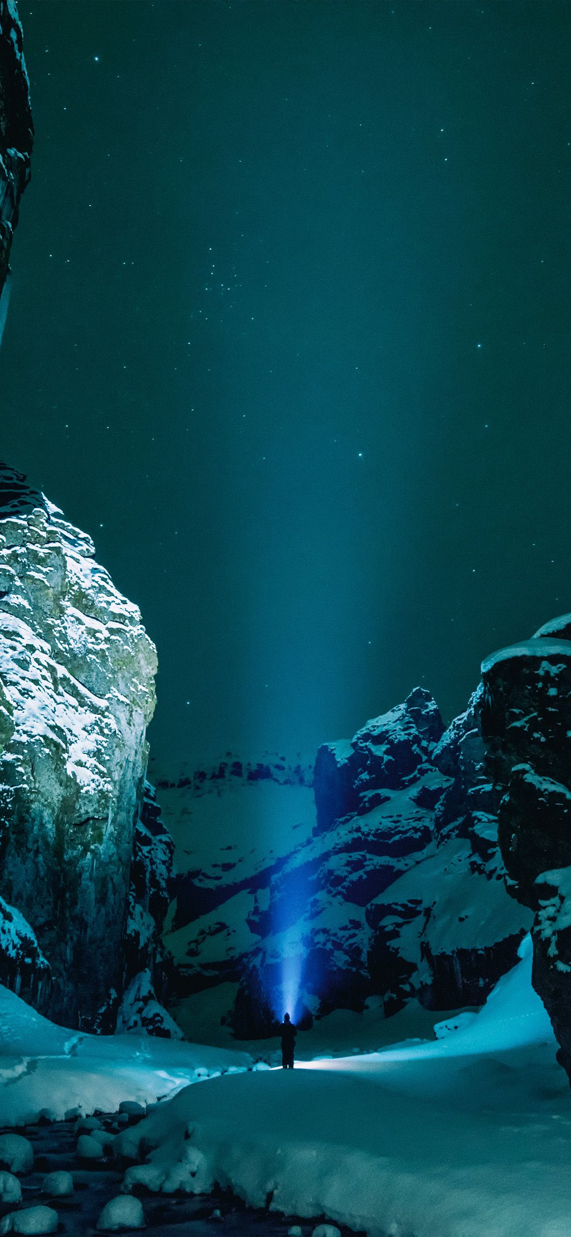 Uomo torcia neve notte, 1125x2436 Full HD Verticale, iPhone