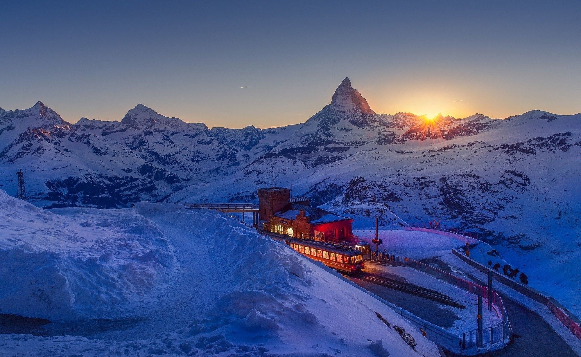 Treno alpino al tramonto innevato, 2000x1230 2K, Laptop