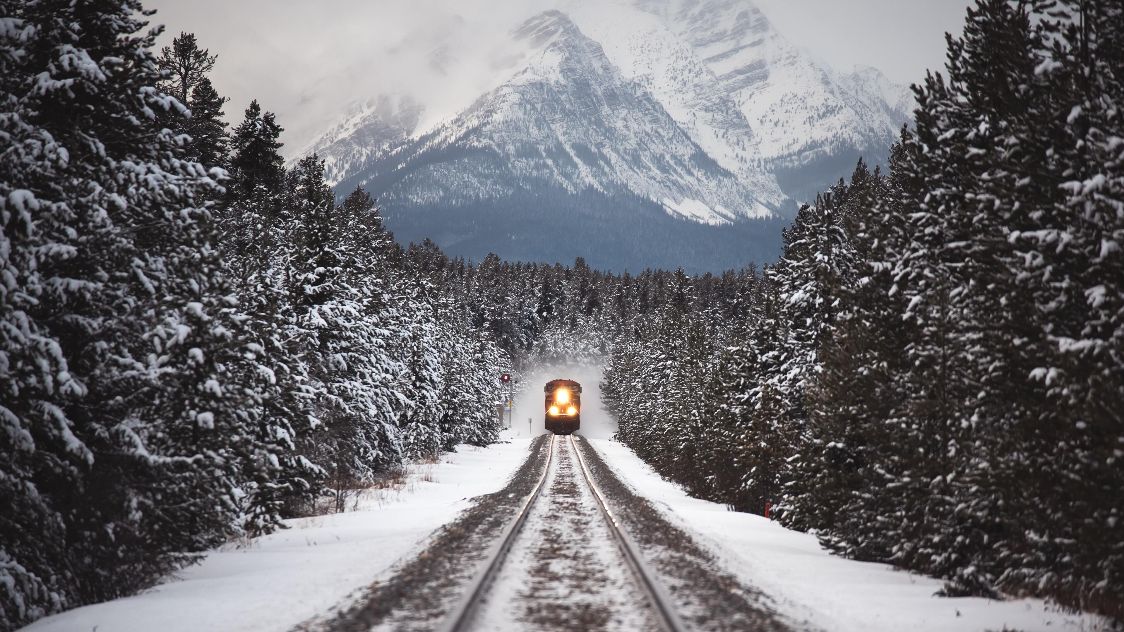 Treno su binari innevati montagna, 3840x2160 Ultra HD, 4K TV