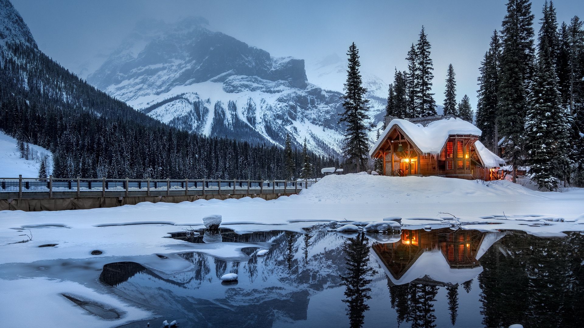 Casa in legno tra montagne innevate, 1920x1080 Full HD 1080p, Laptop