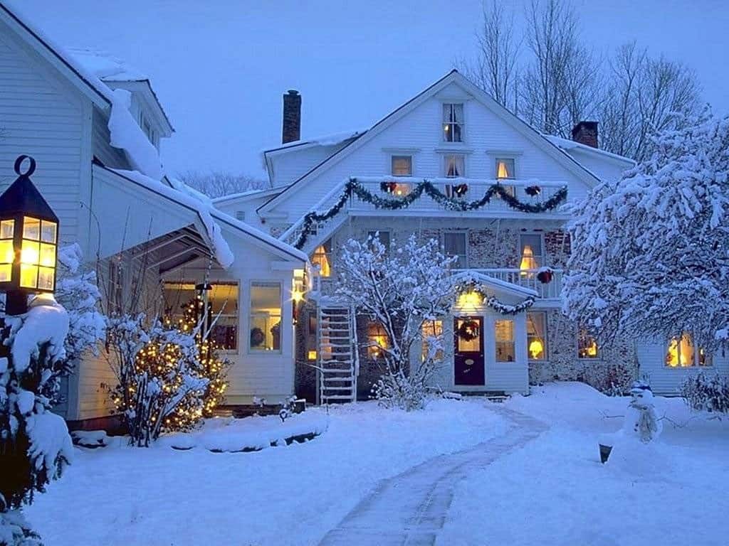 Casa innevata con luci natalizie, 1024x768 HD, PC