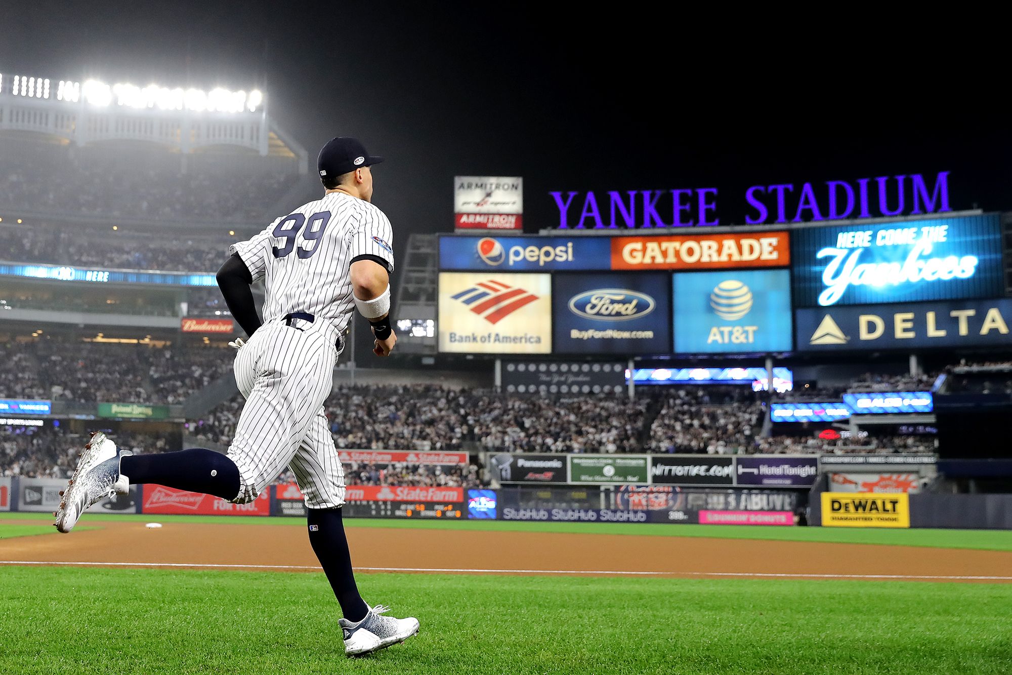 Giocatore Yankees allo stadio, 2000x1333 alta risoluzione, Desktop