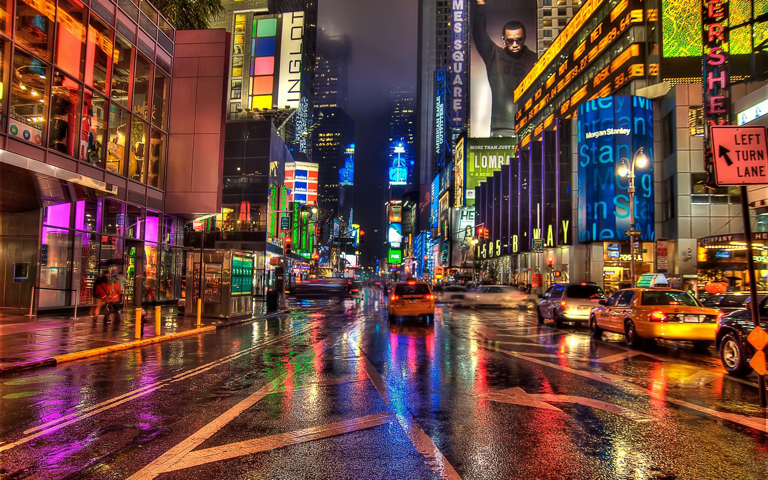 Times Square notturna piovosa colorata, 2500x1562 alta risoluzione, PC