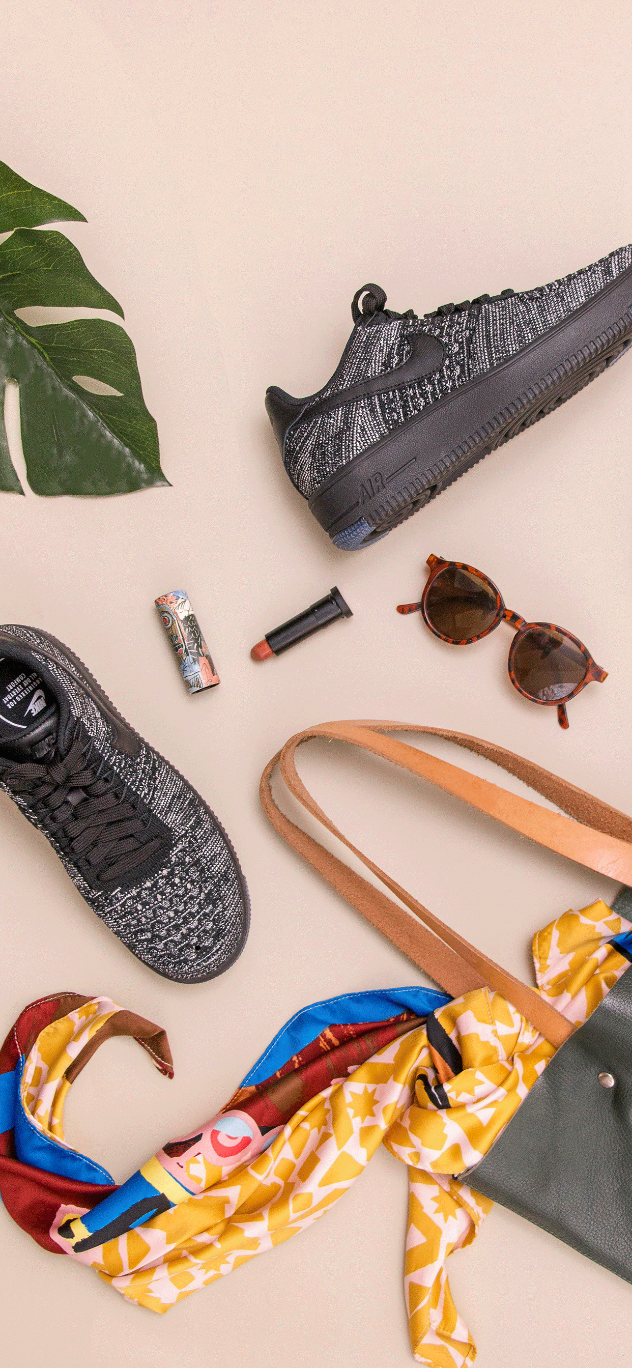 Sneaker nere e accessori moda, 1242x2688 Full HD Verticale, Smartphone