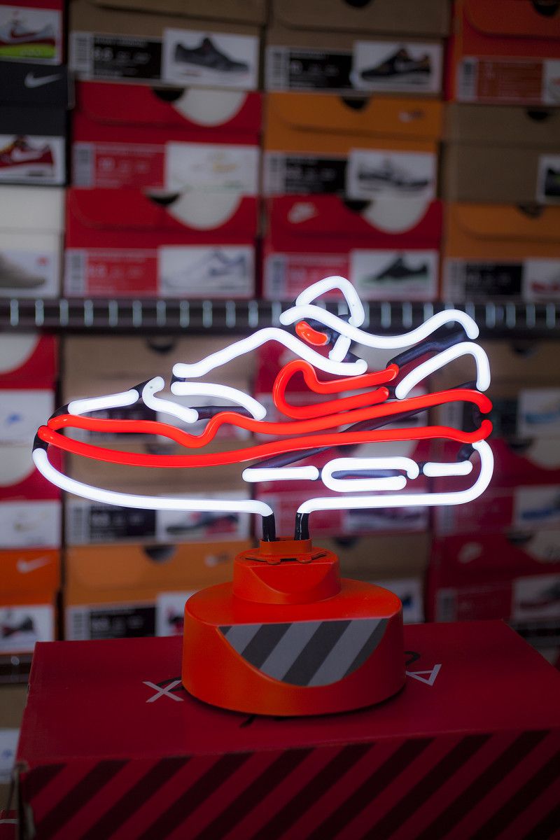 Insegna neon scarpa Nike, 800x1200 Full HD Verticale, iPhone