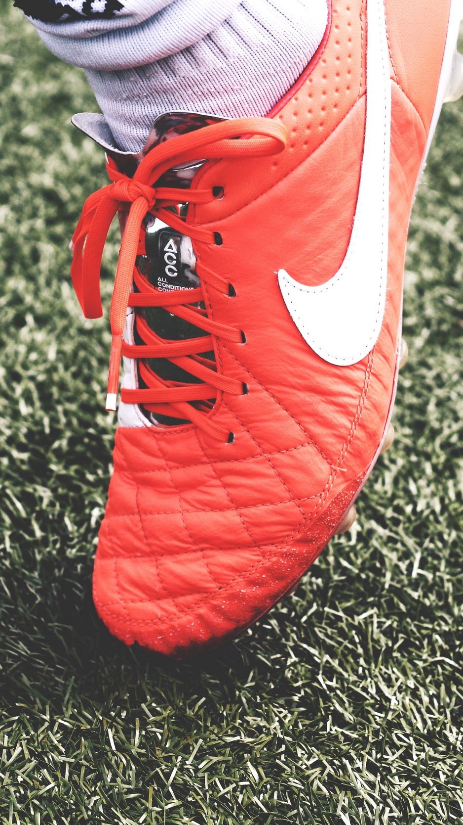 Scarpa da calcio Nike arancione, 938x1668 Full HD Verticale, iPhone