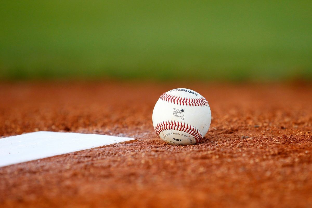 Palla da baseball su terra rossa, 1200x800 HD, PC