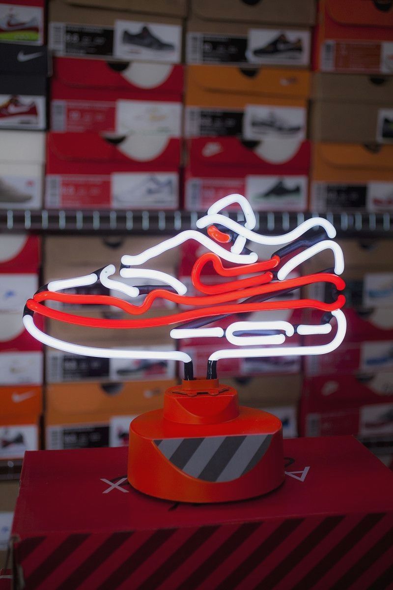 Insegna neon scarpa Nike, 800x1200 Verticale, iPhone Plus