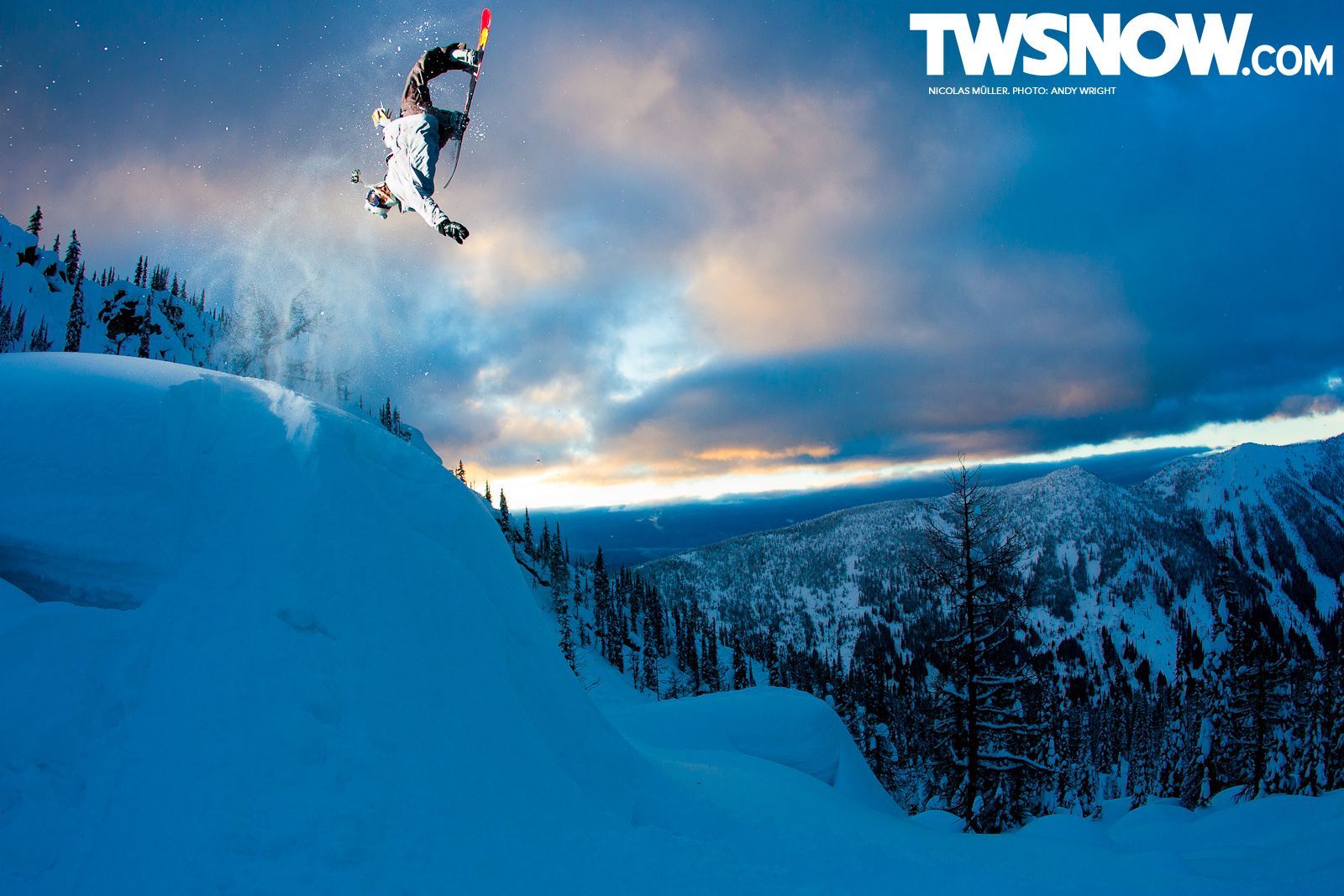 Snowboarder salto montagna innevata, 1600x1067 HD, Desktop