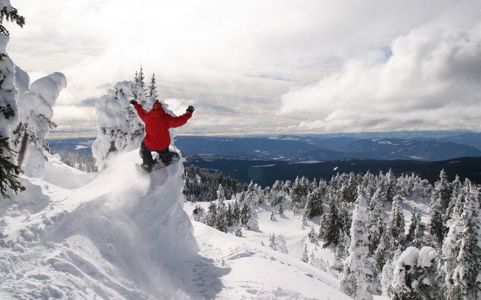 Snowboarder salta montagna innevata, 1600x1000 900p, Desktop